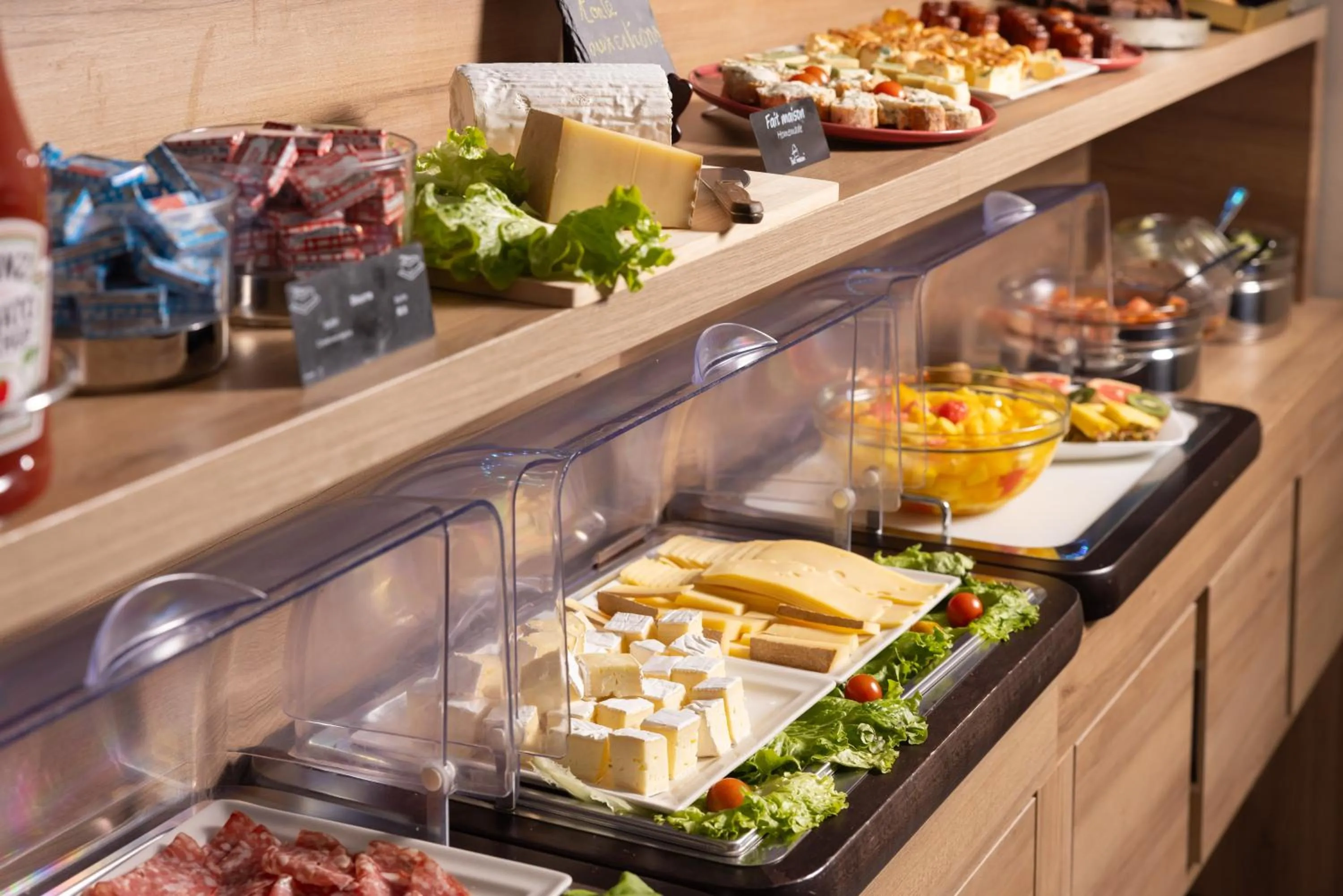 Food and drinks in Hôtel Locarno Nice