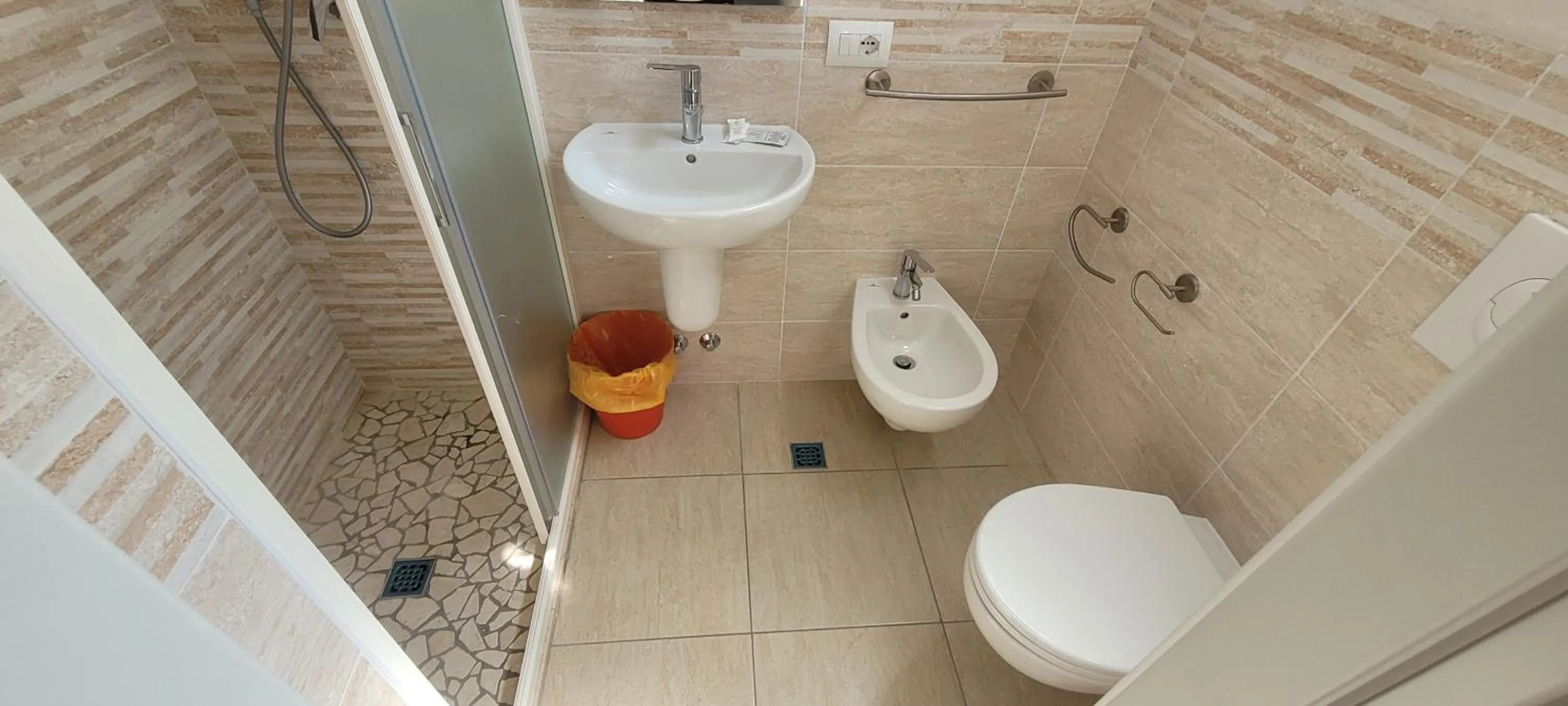 Shower in Hotel Santiago