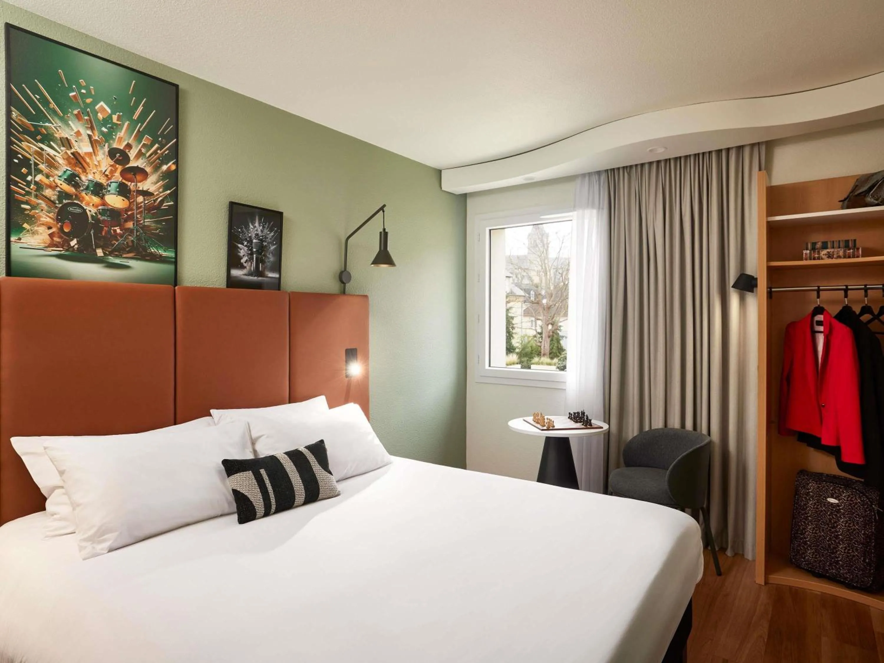 Bedroom, Bed in IBIS Port de plaisance