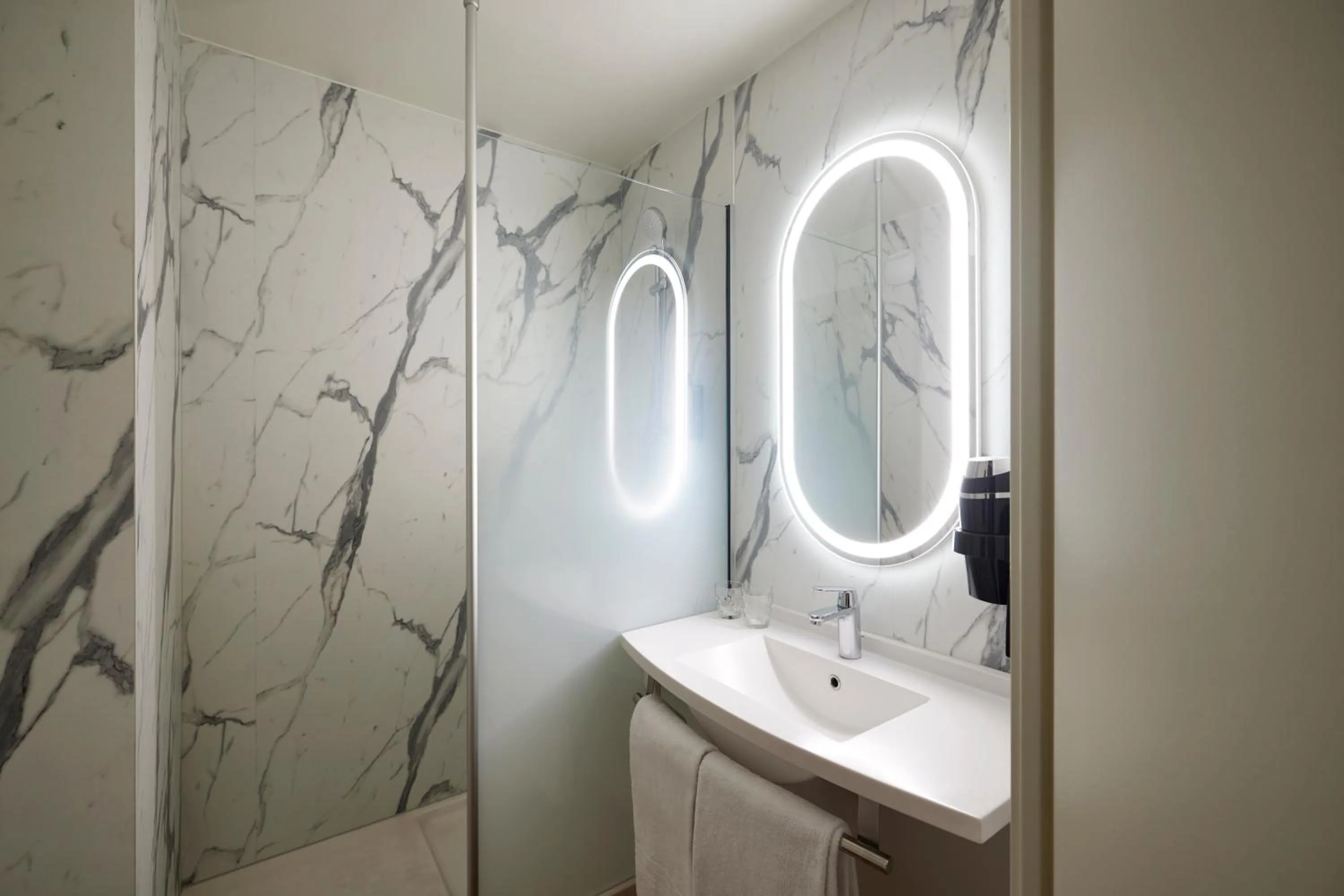 Bathroom in IBIS Port de plaisance