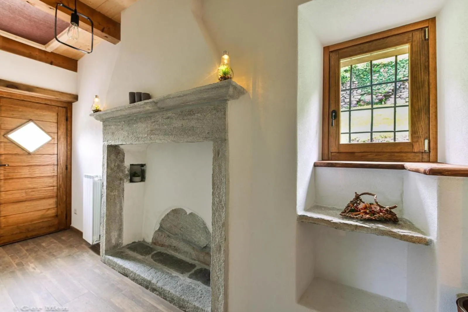 Decorative detail in Ossola dal Monte - Affittacamere