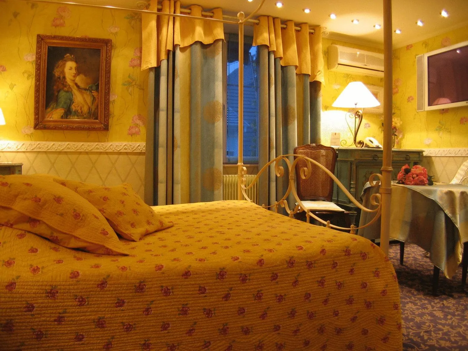 Photo of the whole room, Bed in La Roseraie Biebler