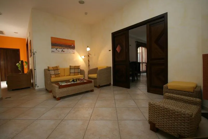 Communal lounge/ TV room, Bed in Zingaro Hotel