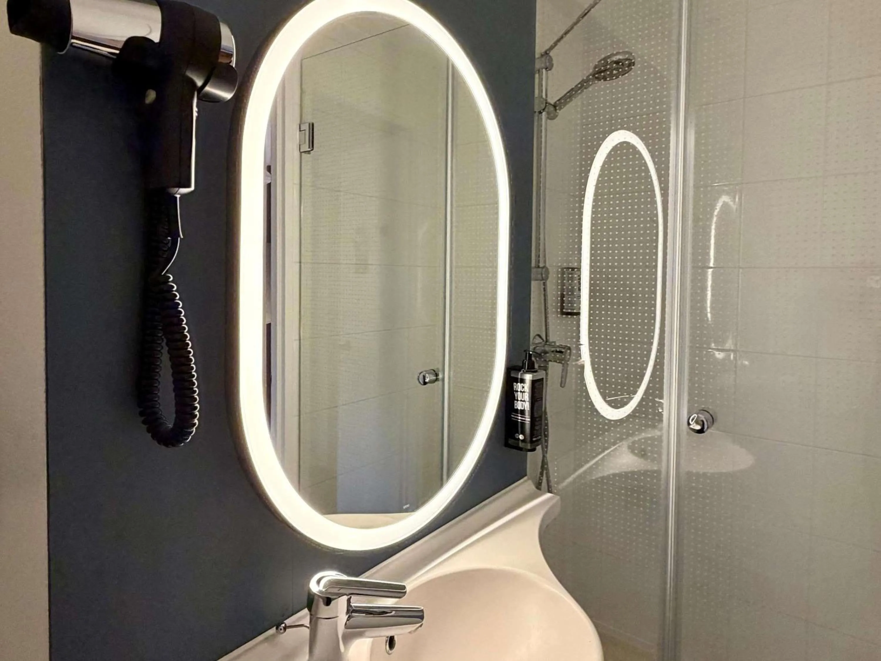 Bedroom in ibis Toulouse Pont Jumeaux