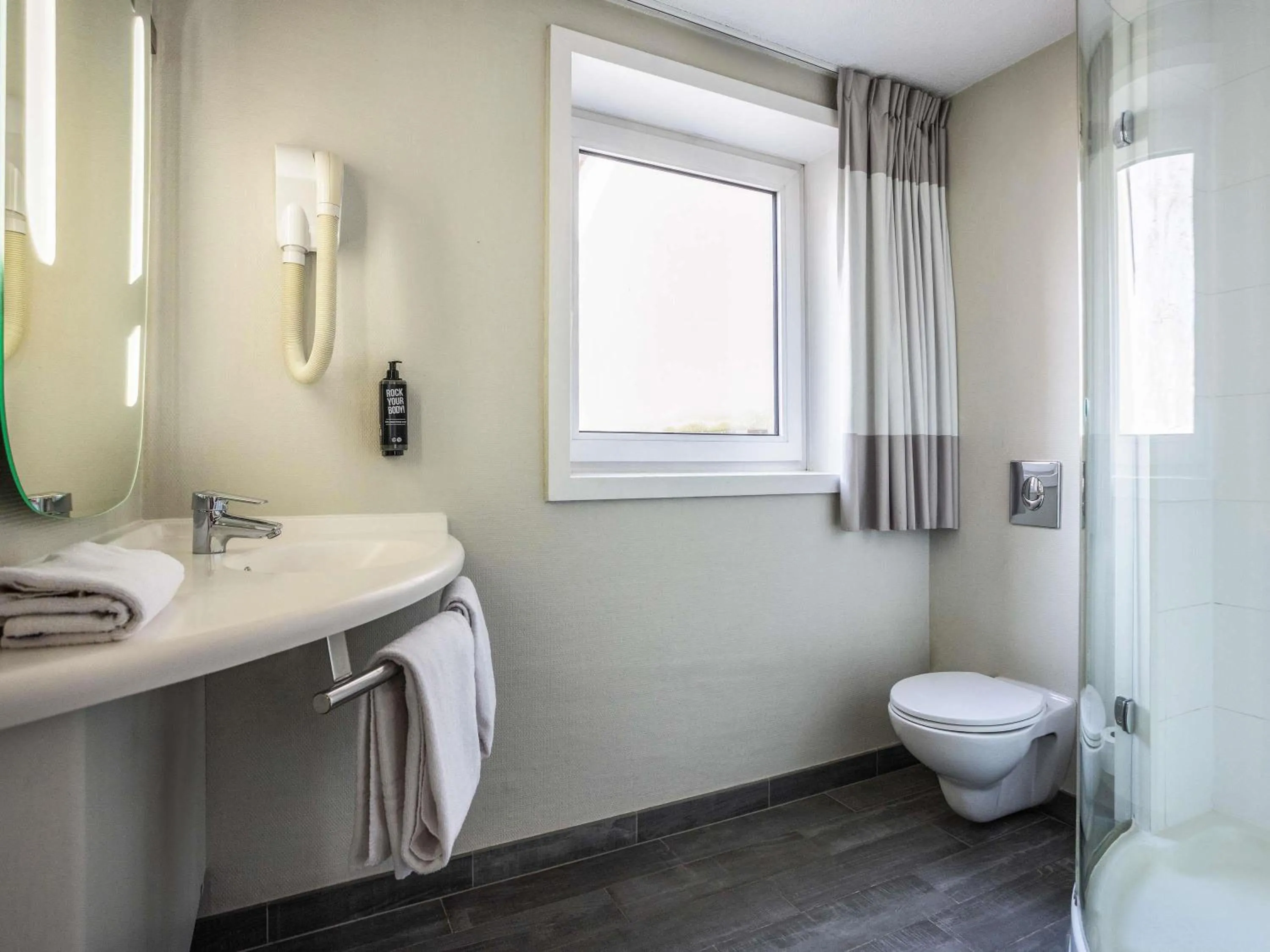 Bedroom in ibis Toulouse Pont Jumeaux