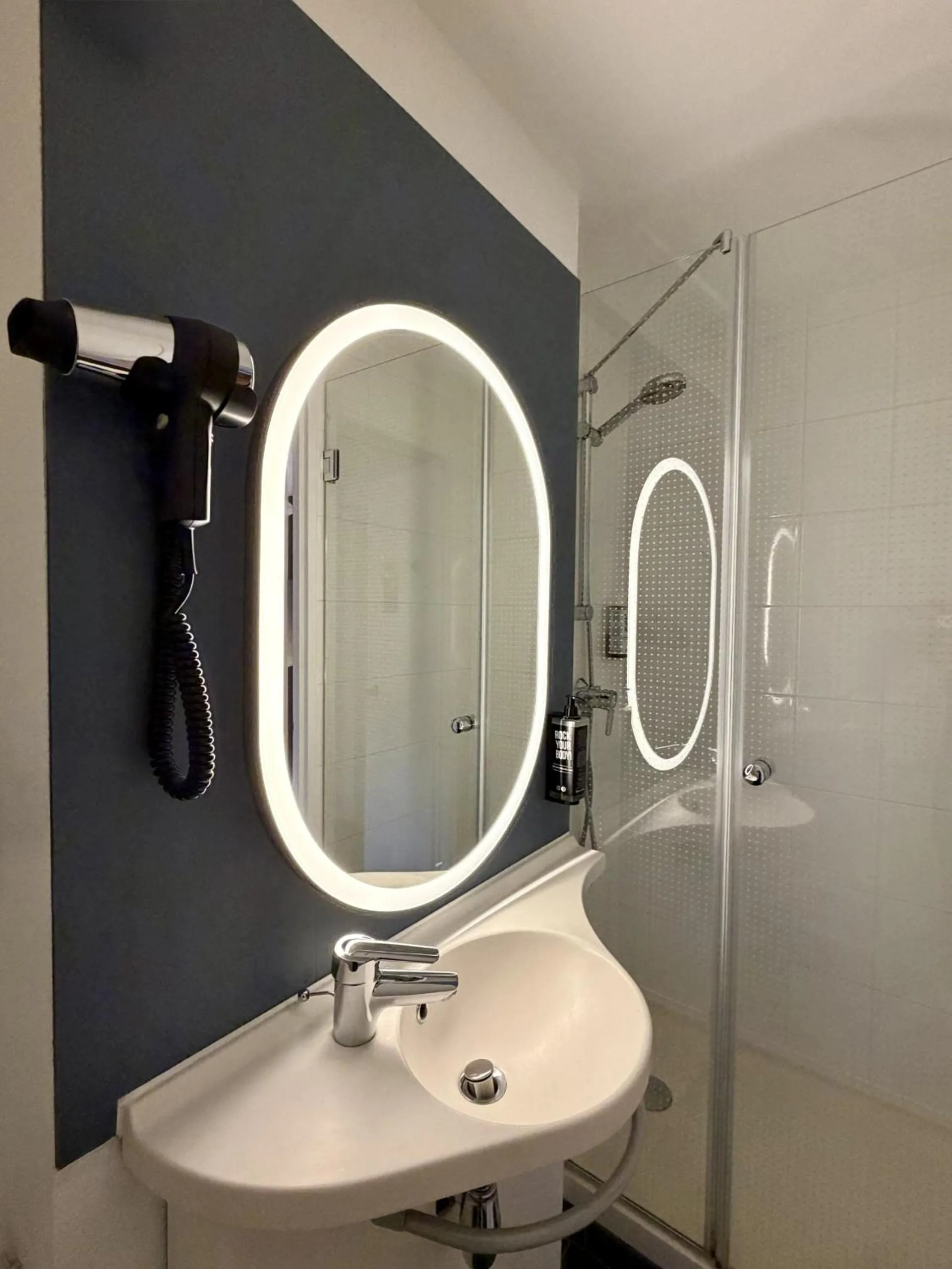 Bathroom in ibis Toulouse Pont Jumeaux