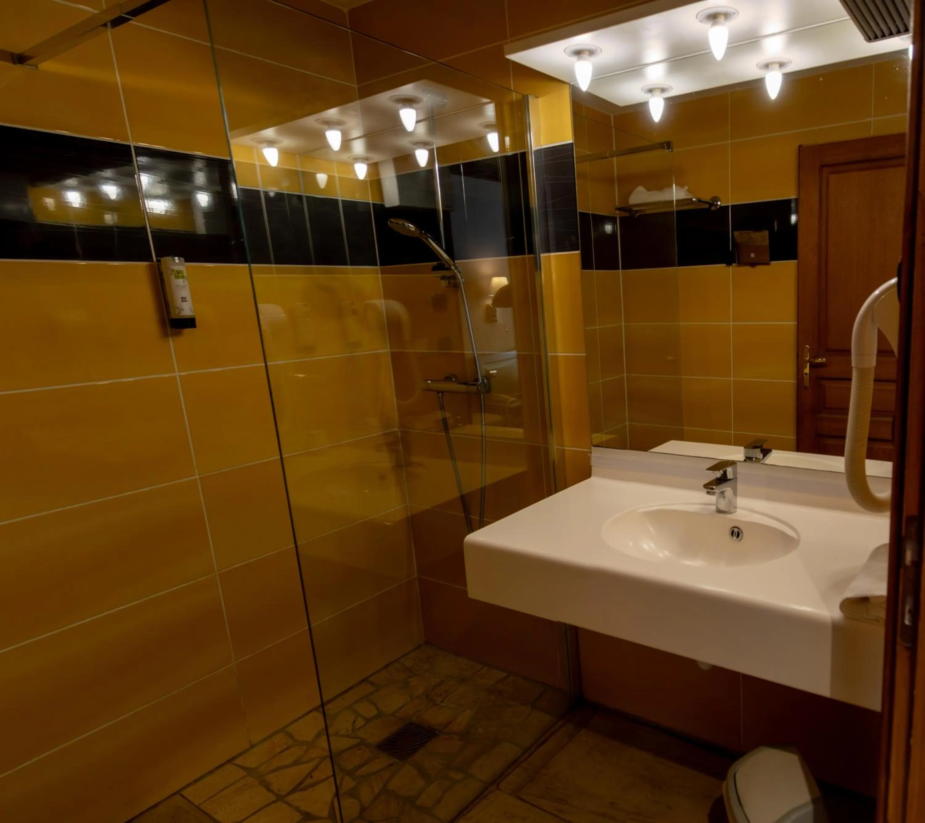 Bathroom in Logis Le Saint Nicolas