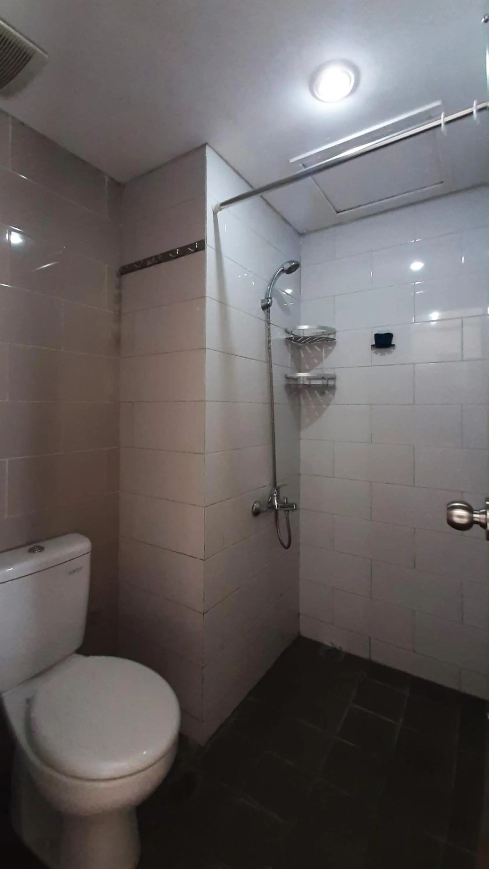 Bathroom in Apartemen Taman Melati Sinduadi By NGINAP