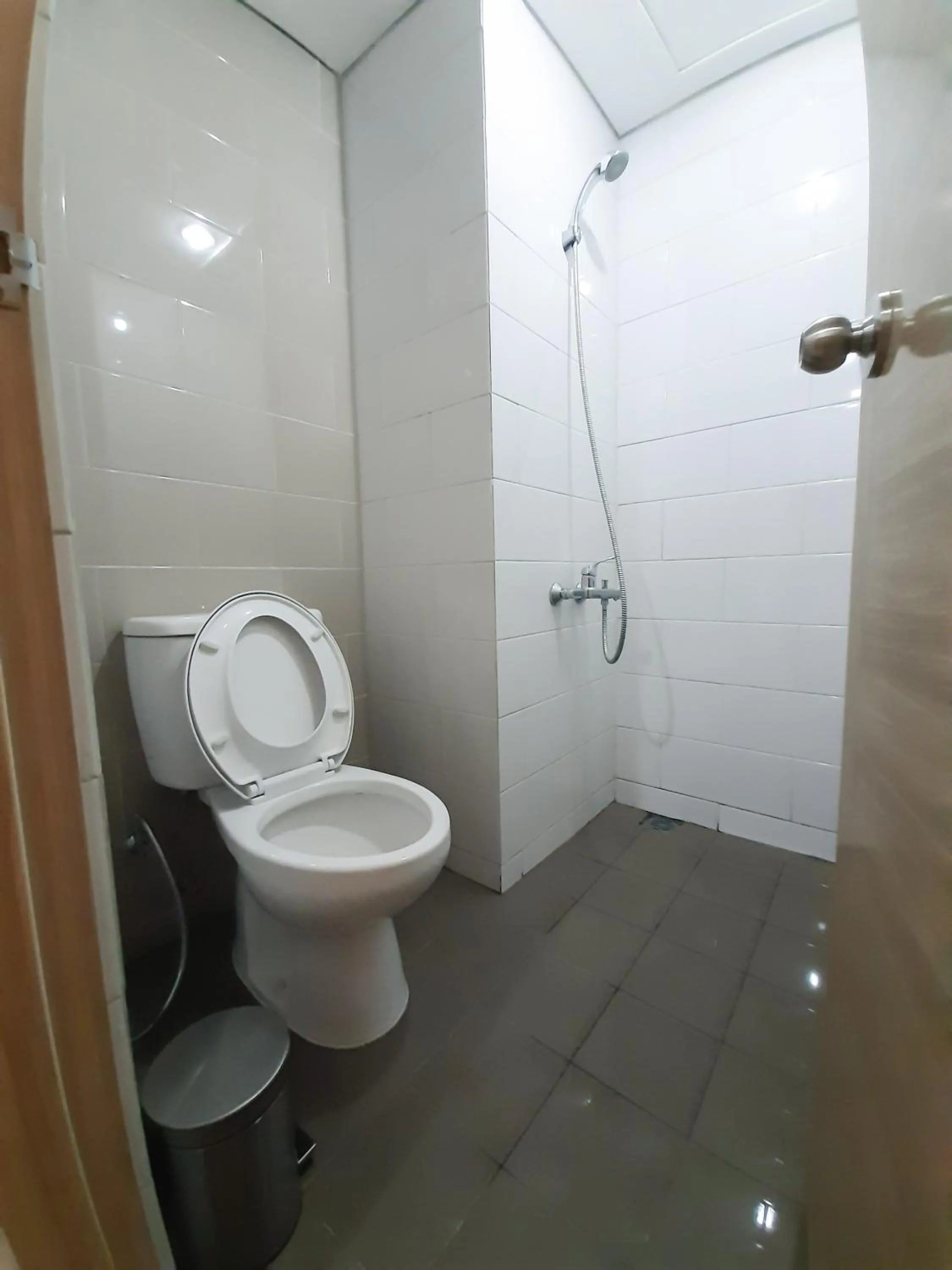 Shower in Apartemen Taman Melati Sinduadi By NGINAP