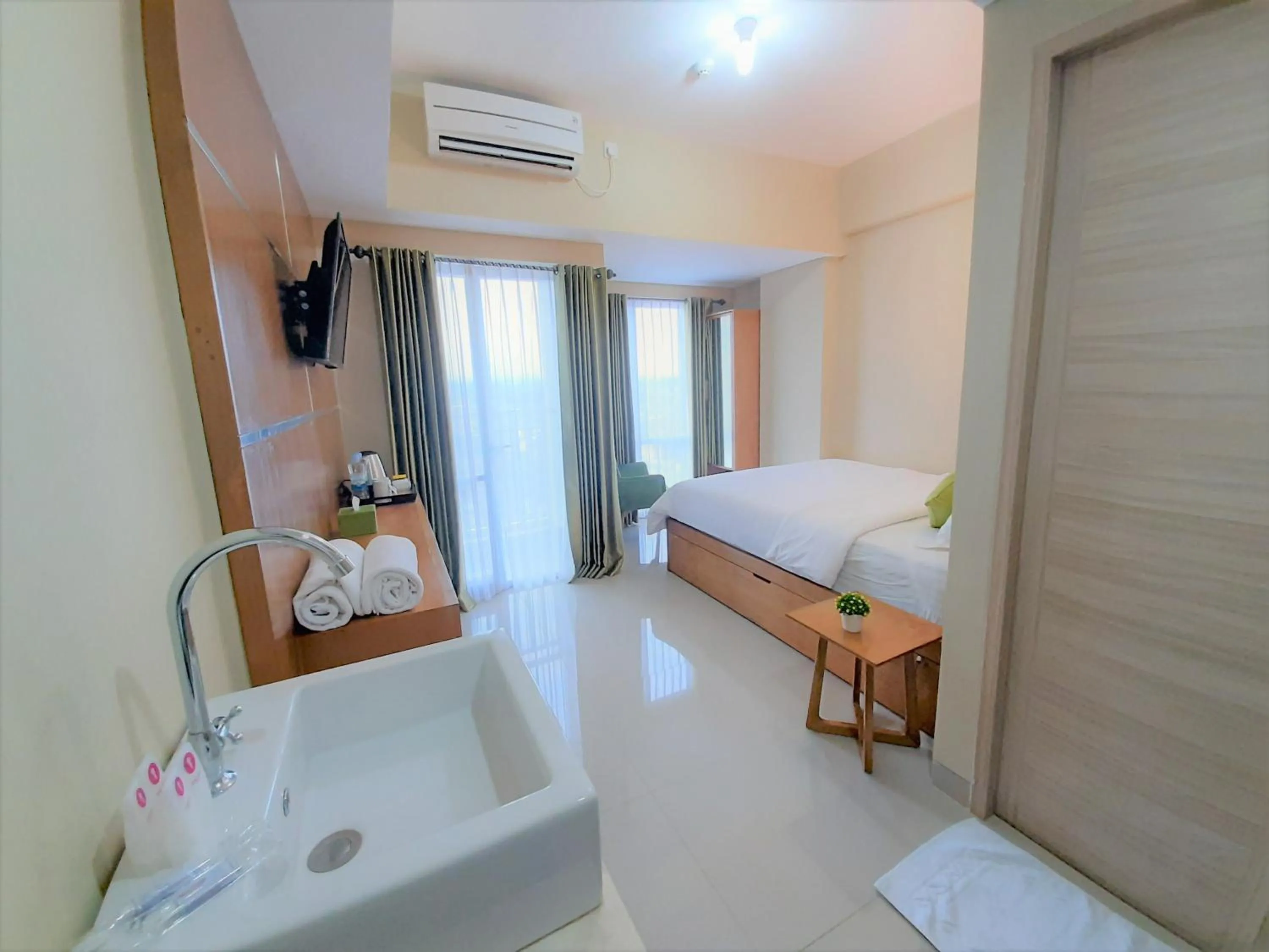 Photo of the whole room, Bed in Apartemen Taman Melati Sinduadi By NGINAP