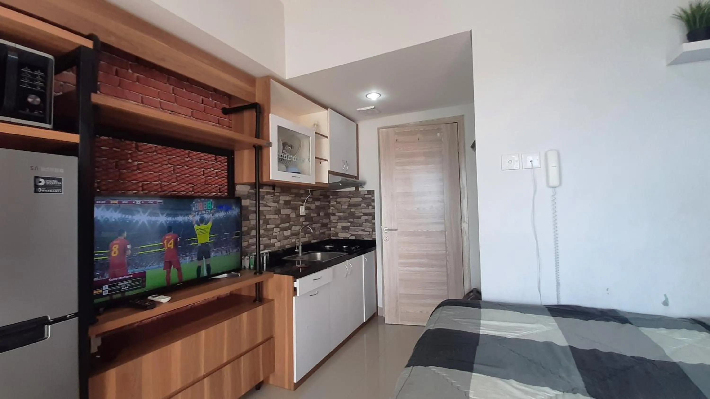 Kitchen or kitchenette in Apartemen Taman Melati Sinduadi By NGINAP
