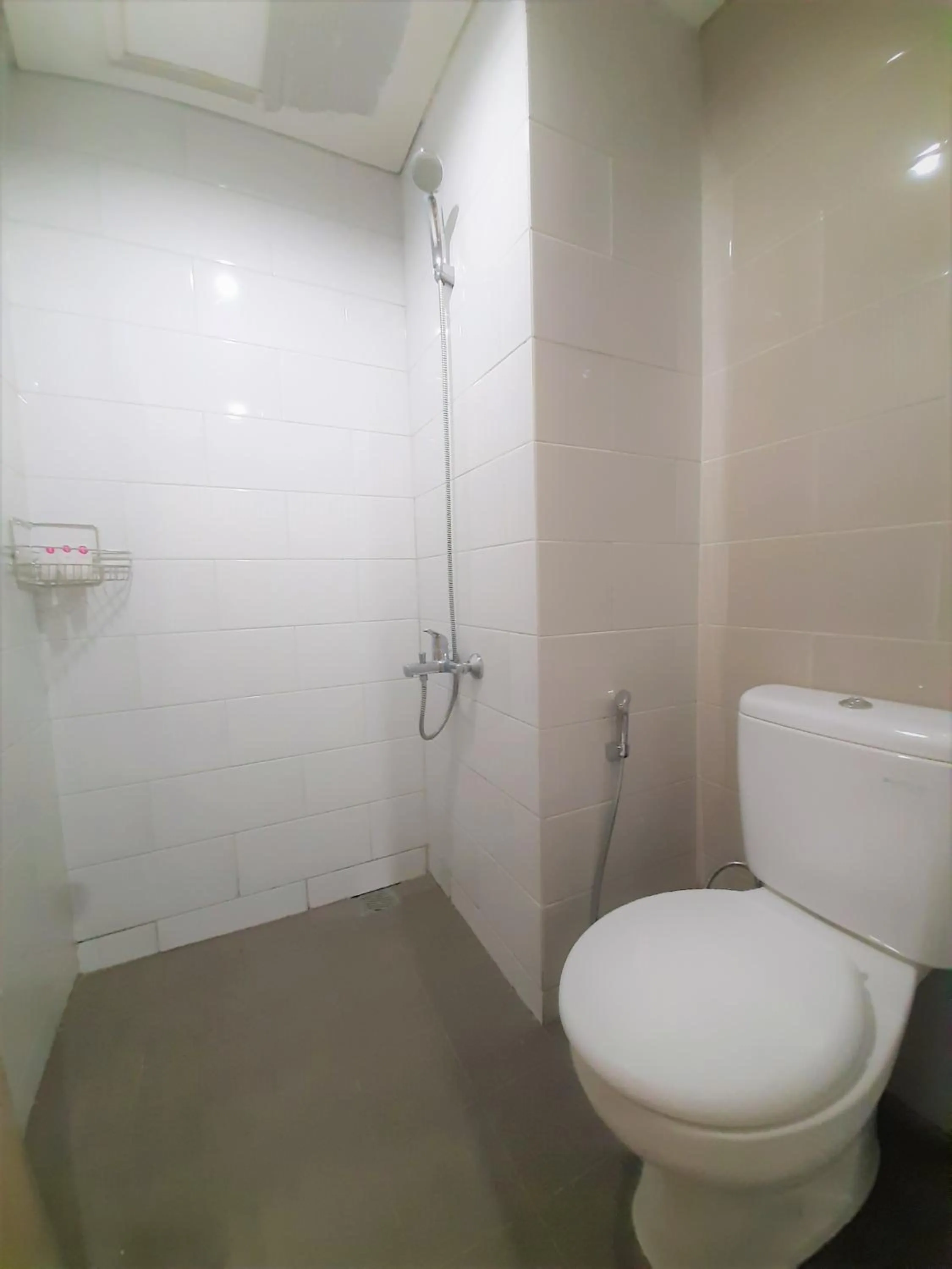 Shower in Apartemen Taman Melati Sinduadi By NGINAP