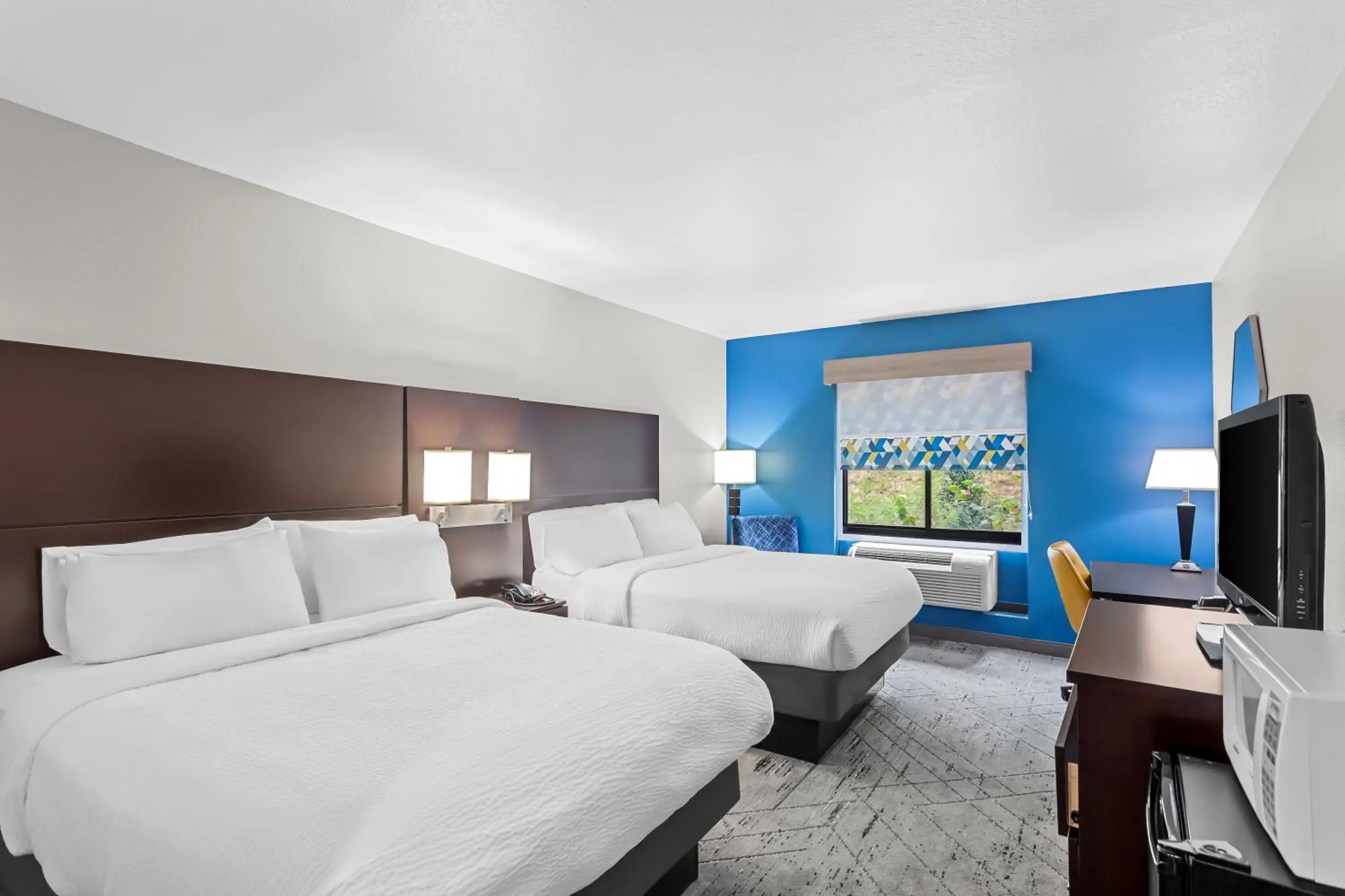 Standard Queen Room with Two Queen Beds and Mobility Accessible Tub in Holiday Inn Express & Suites Cross Lanes by IHG Standard Queen Room with Two Queen Beds and Mobility Accessible Tub in Holiday Inn Express & Suites Cross Lanes by IHG