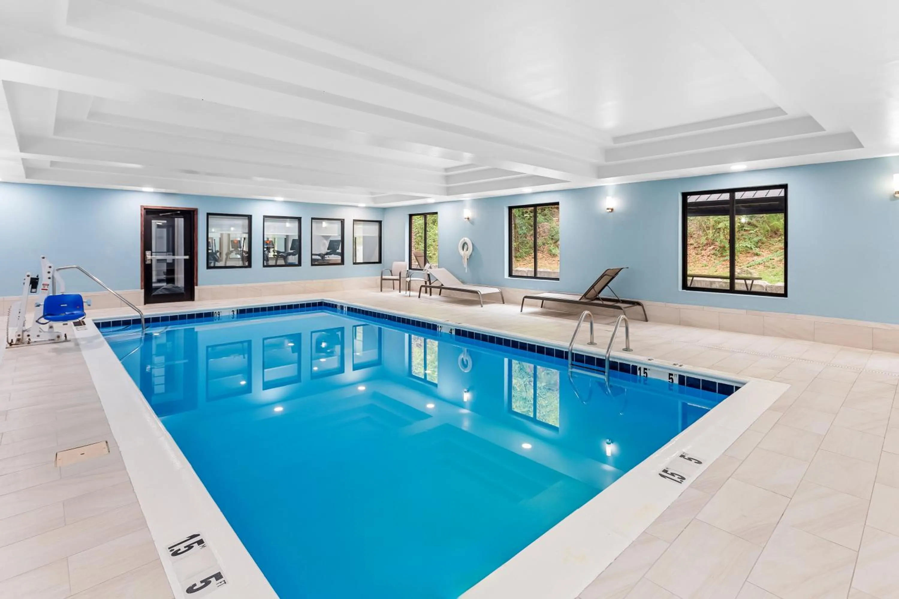 Swimming pool in Holiday Inn Express & Suites Cross Lanes by IHG