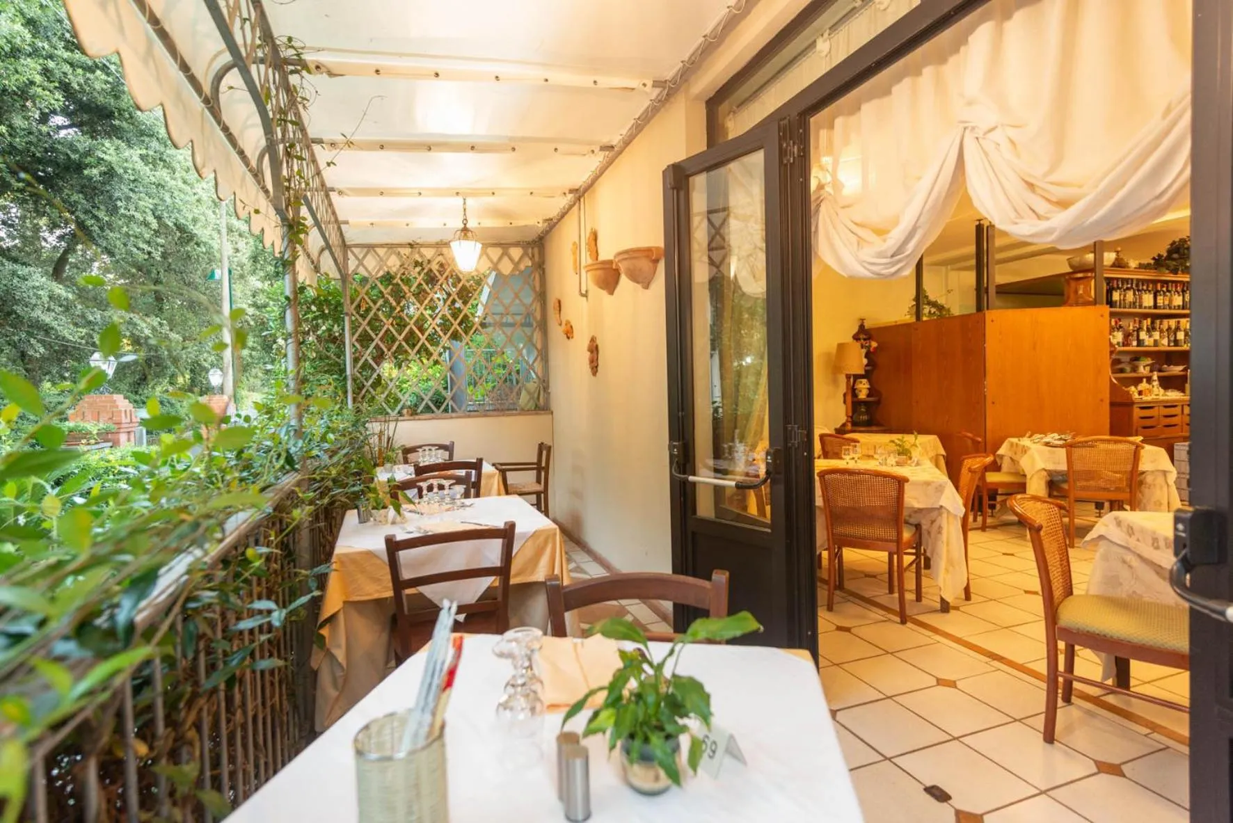 Restaurant/places to eat in Hotel Kyrton