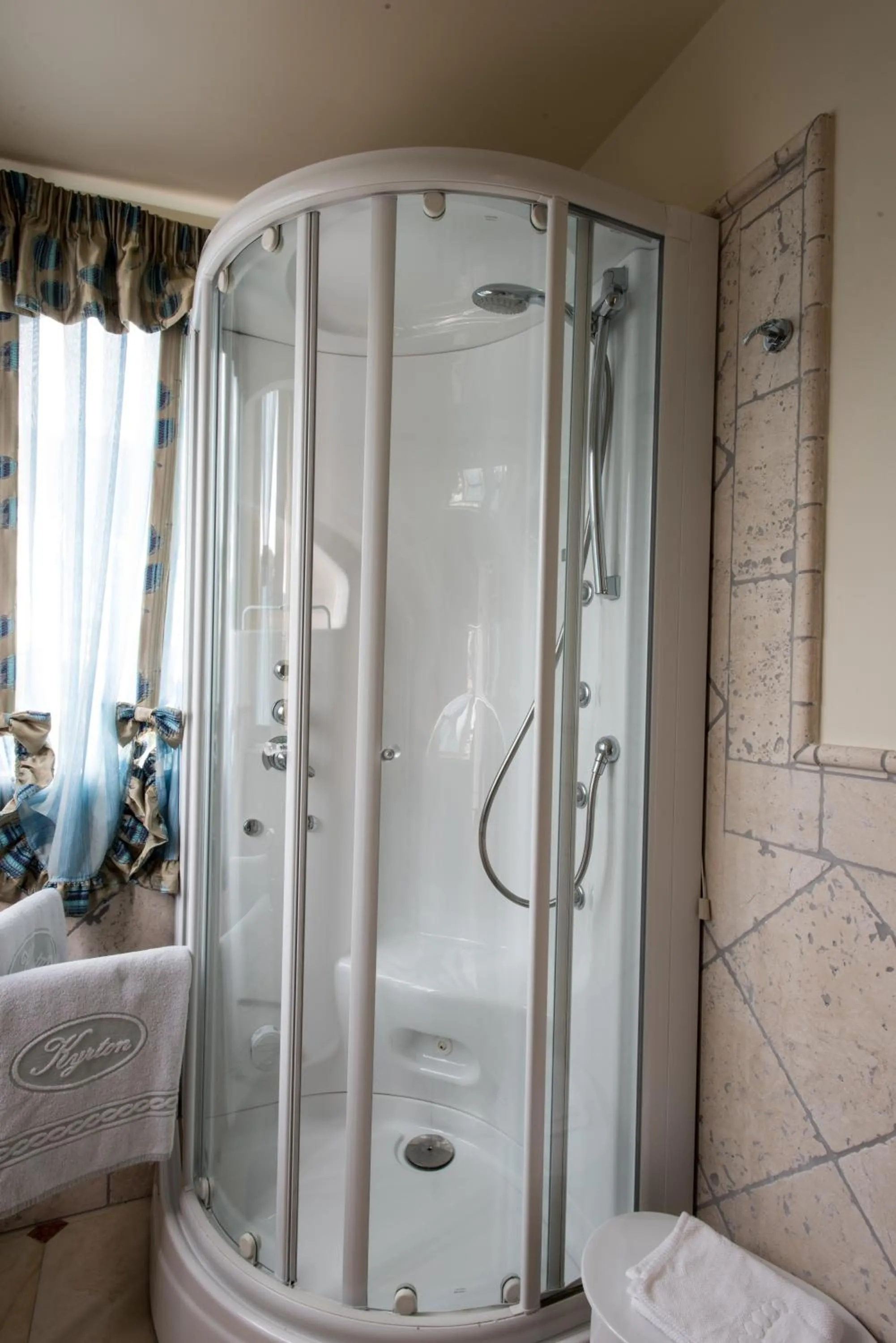 Shower in Hotel Kyrton