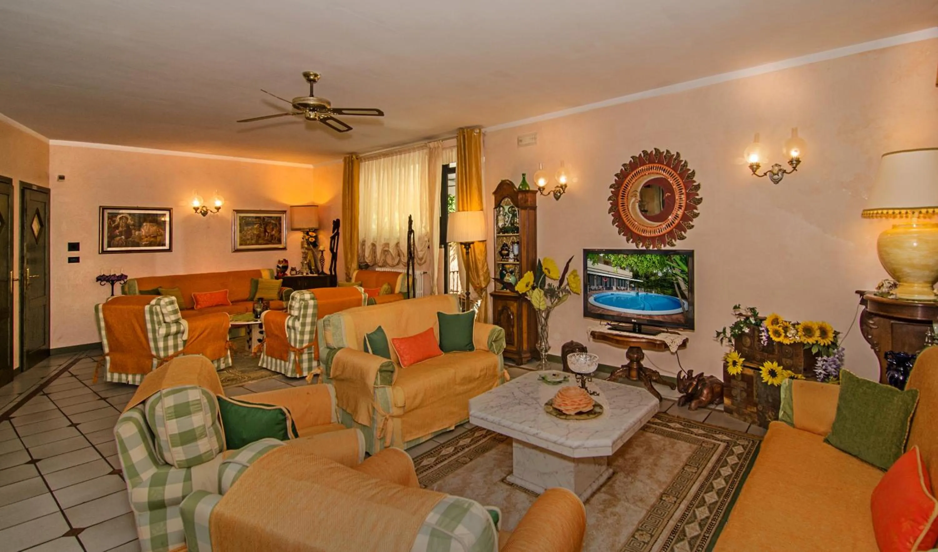 Communal lounge/ TV room in Hotel Kyrton