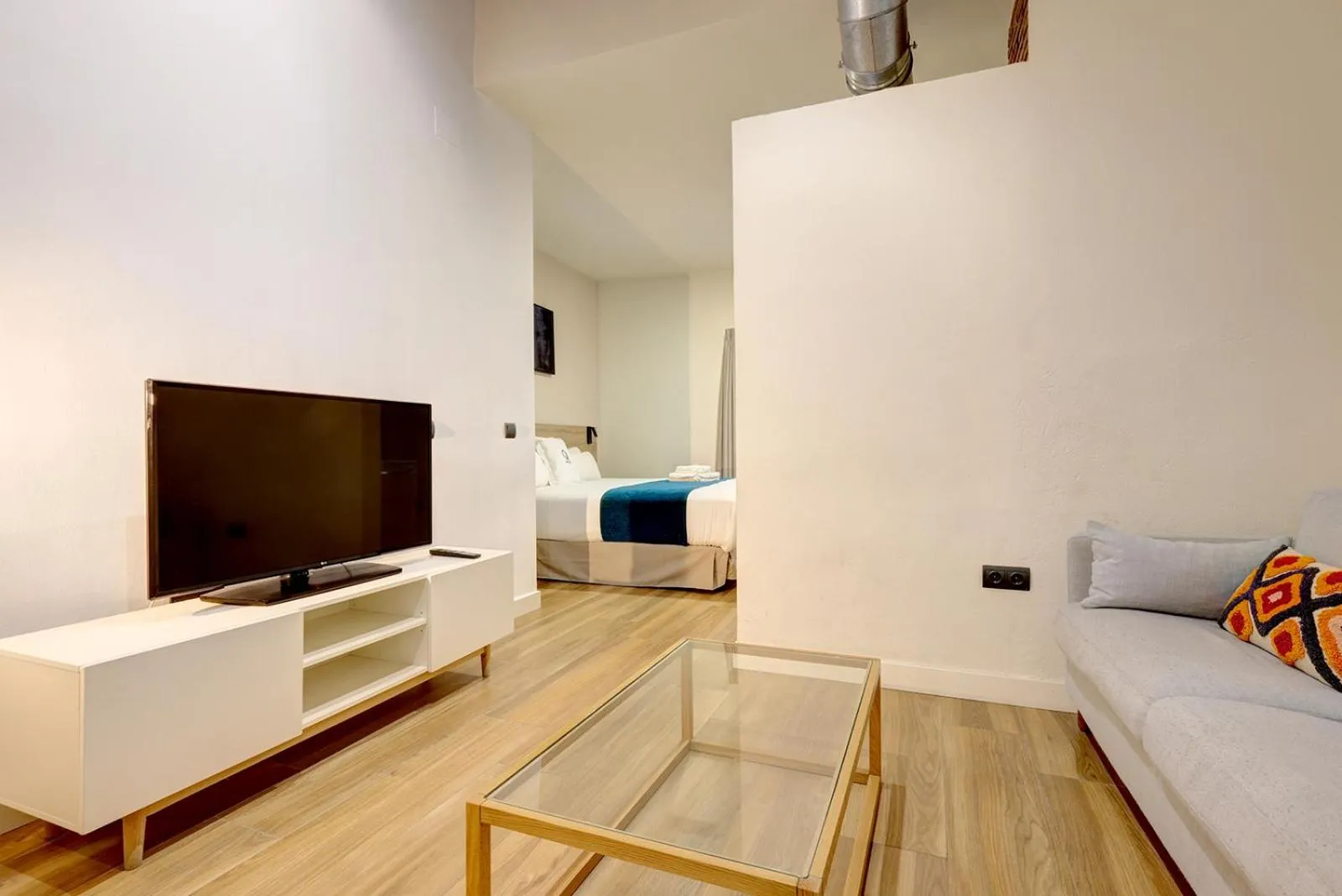 TV and multimedia, Bed in Aqua Apartments Málaga