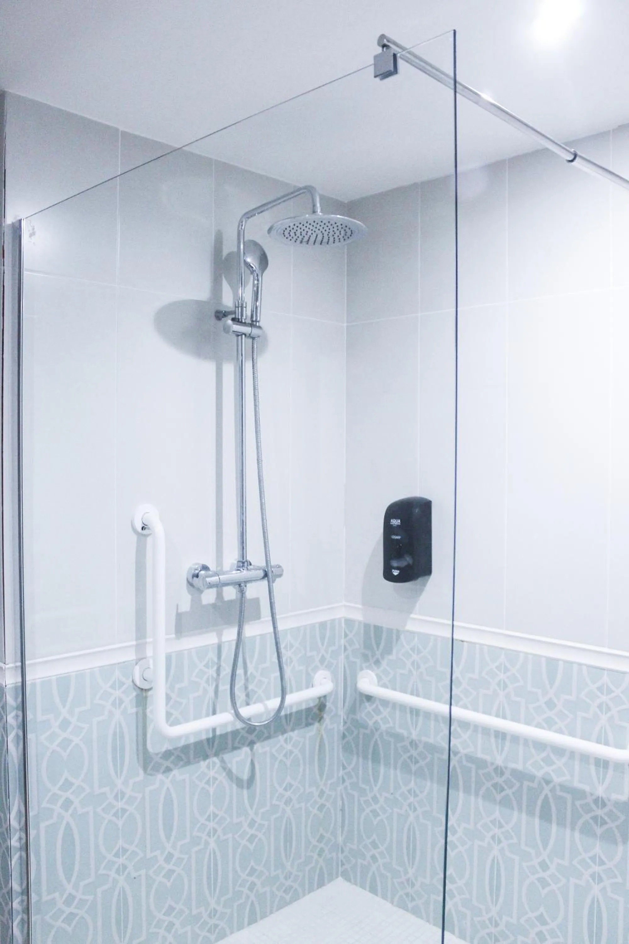 Shower in Aqua Apartments Málaga