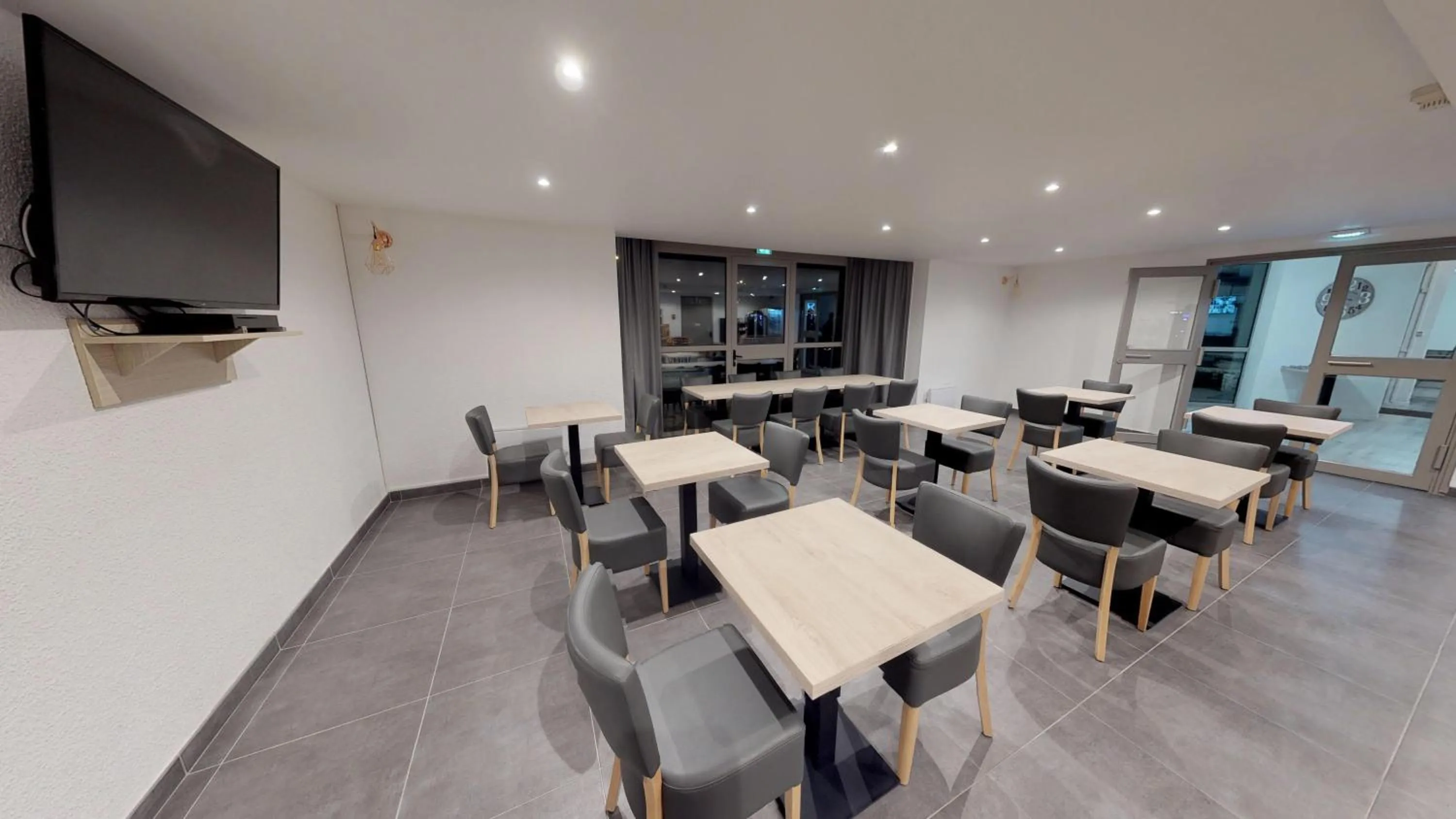 TV and multimedia, Restaurant/Places to Eat in Hôtel du stade ex Kyriad Direct Lille Est Stade Pierre Mauroy