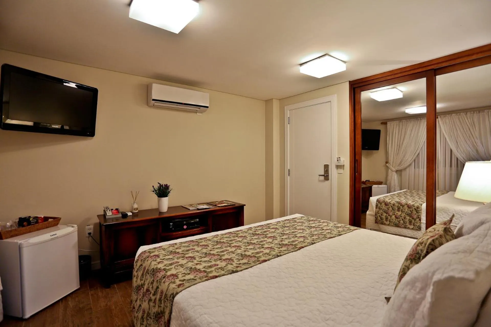 TV and multimedia, Bed in Estaleiro Guest House