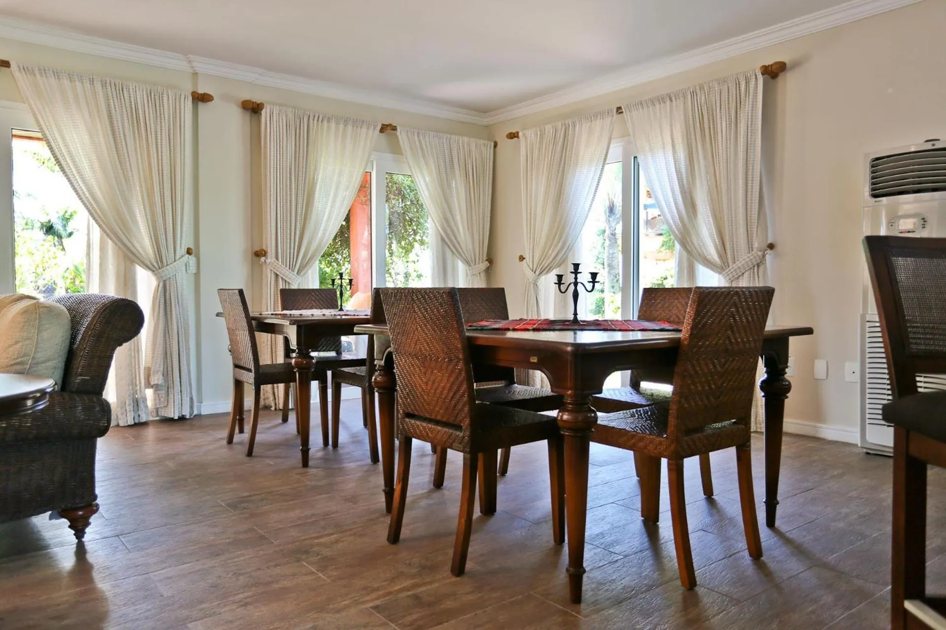 Dining area in Estaleiro Guest House