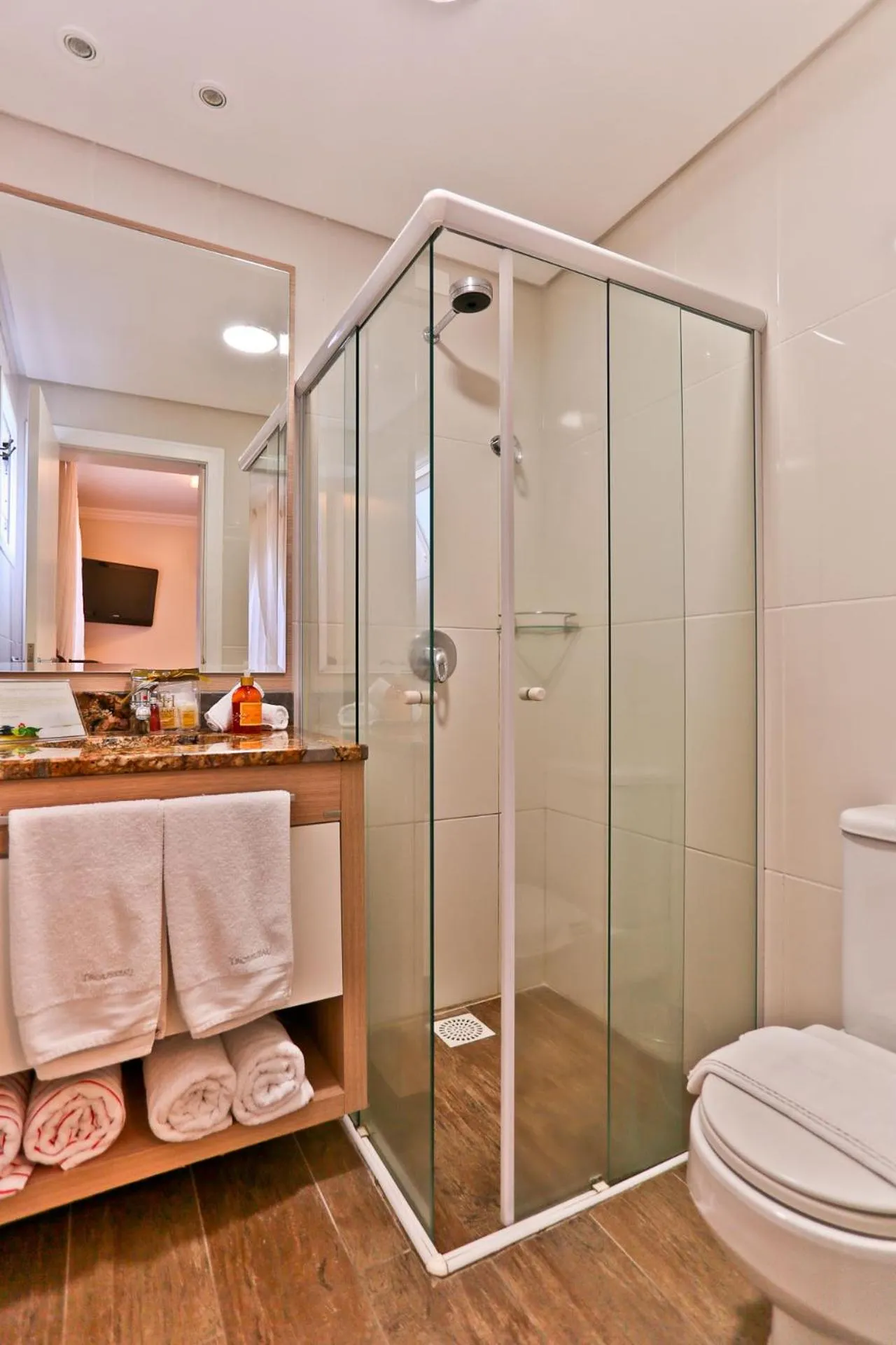 Shower in Estaleiro Guest House