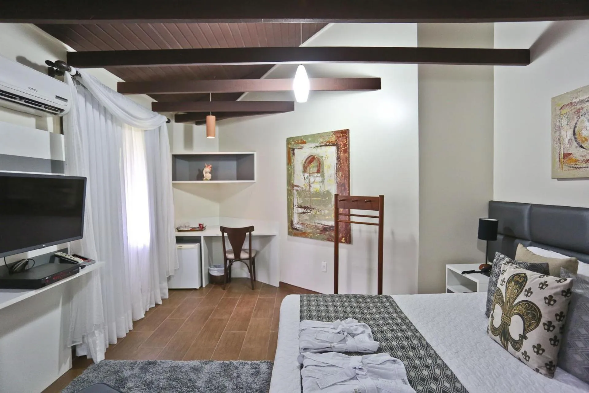 Photo of the whole room in Estaleiro Guest House