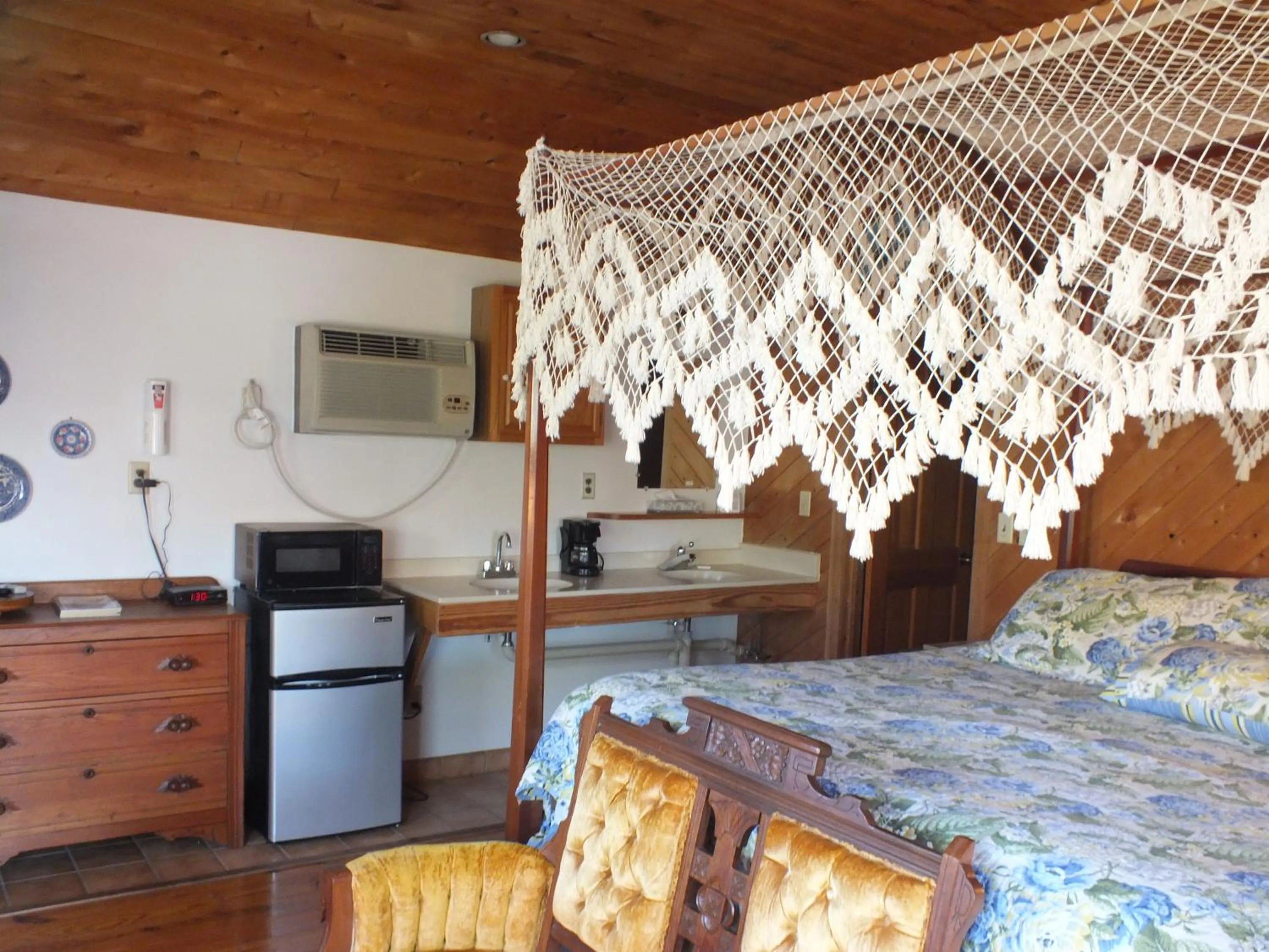 Bedroom, Bed in Scarborough Inn