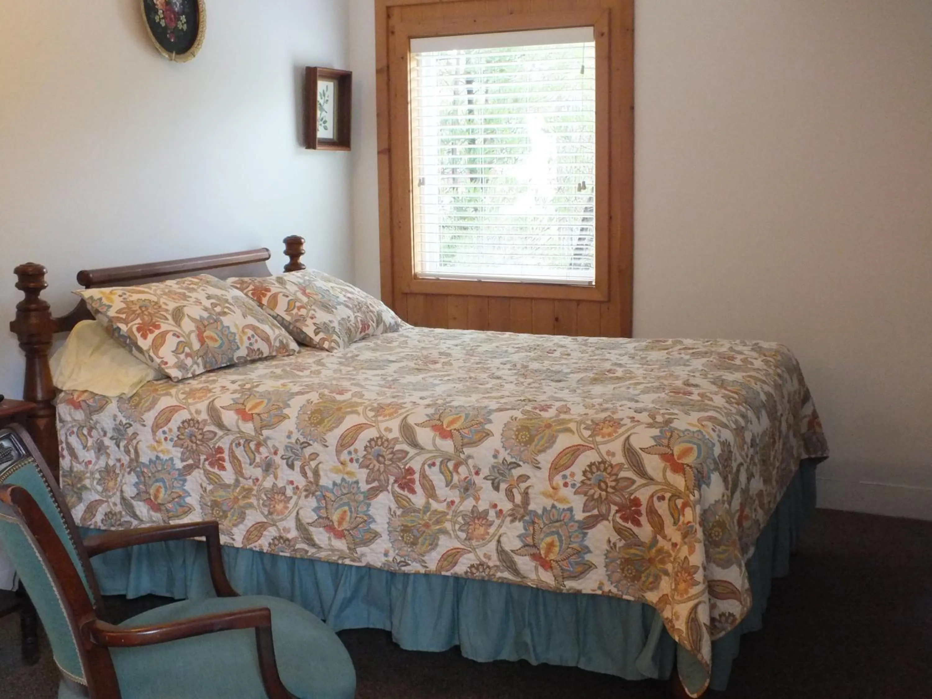Bedroom, Bed in Scarborough Inn