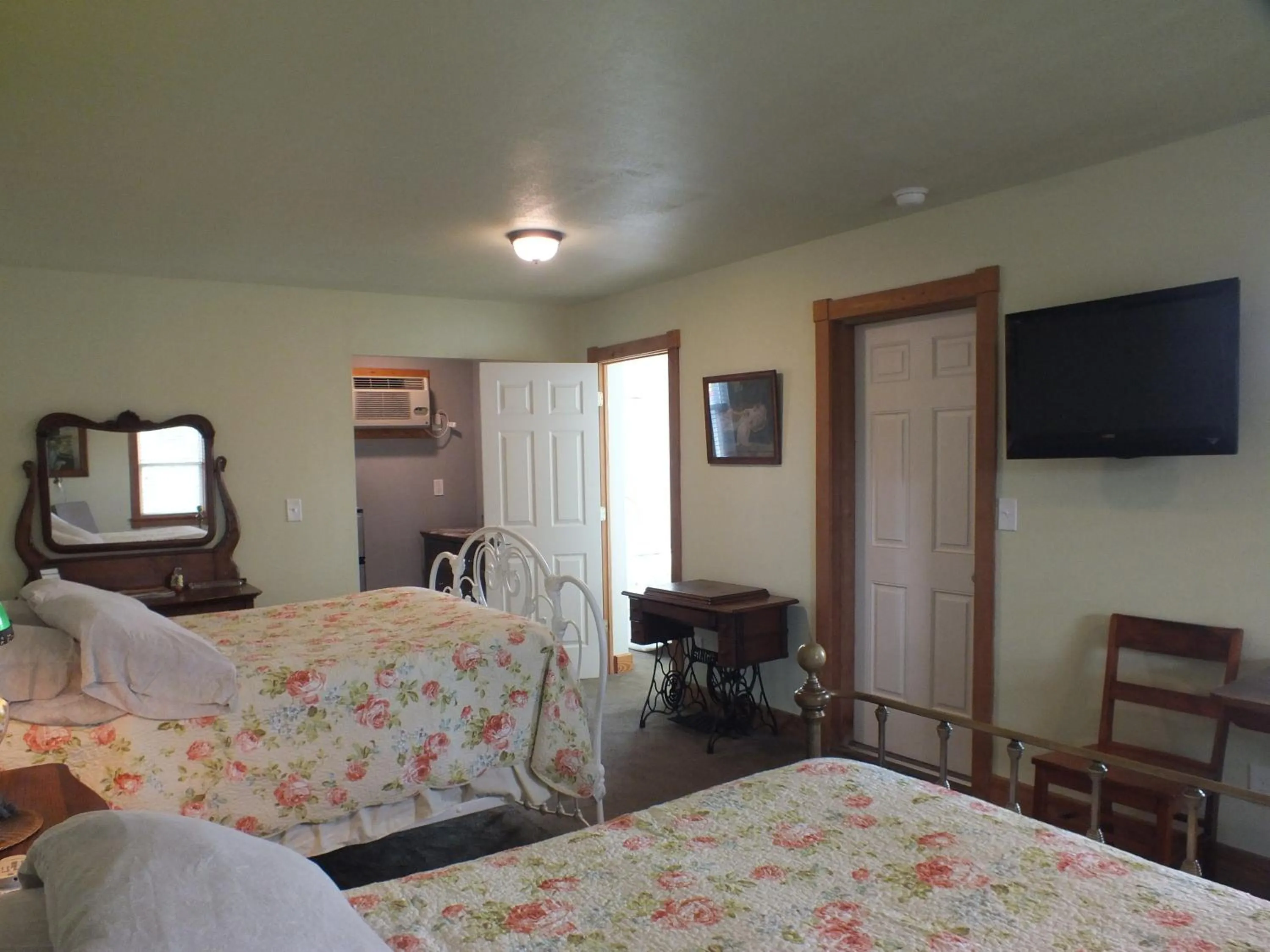 Bedroom, Bed in Scarborough Inn