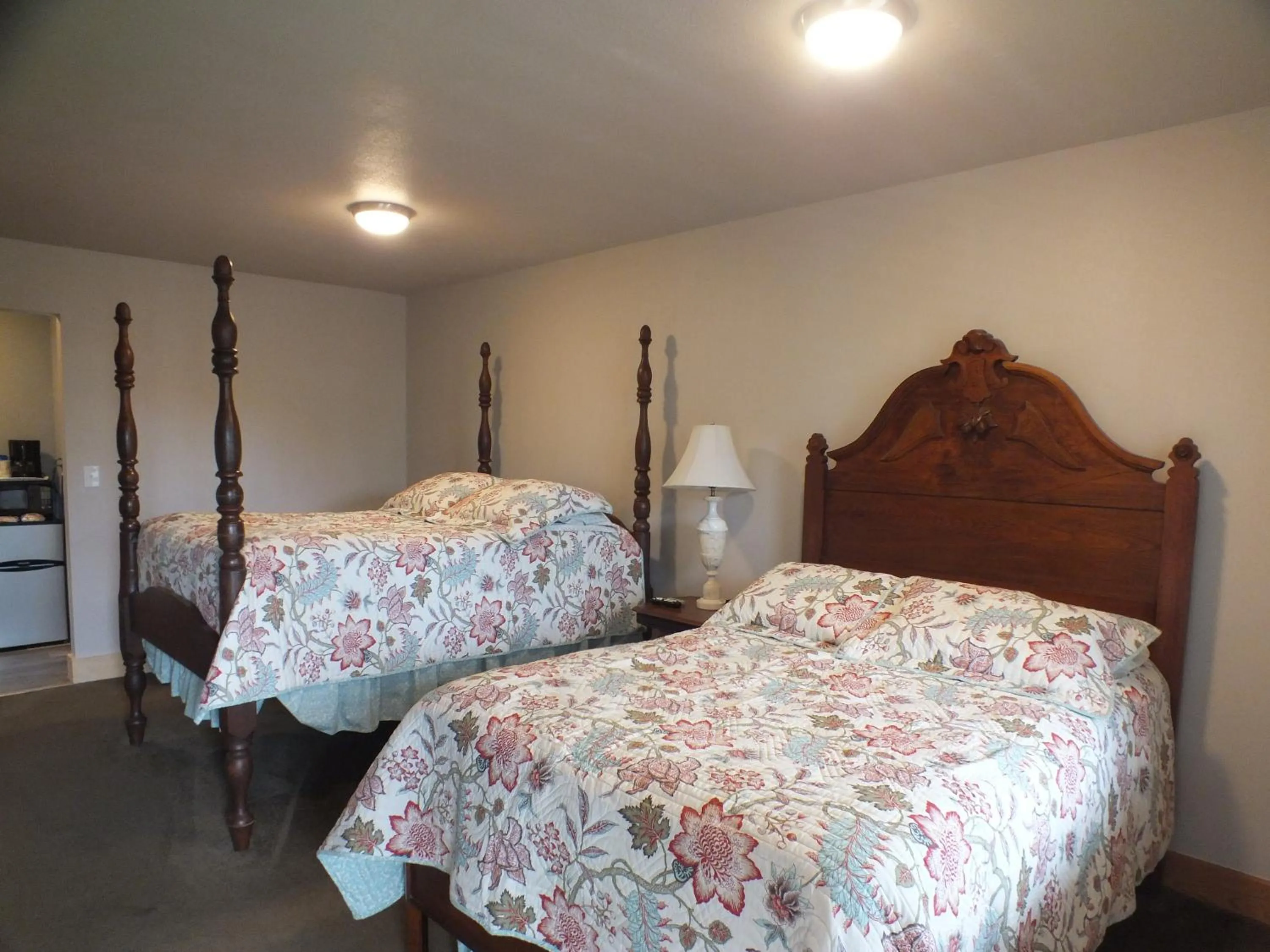 Bedroom, Bed in Scarborough Inn
