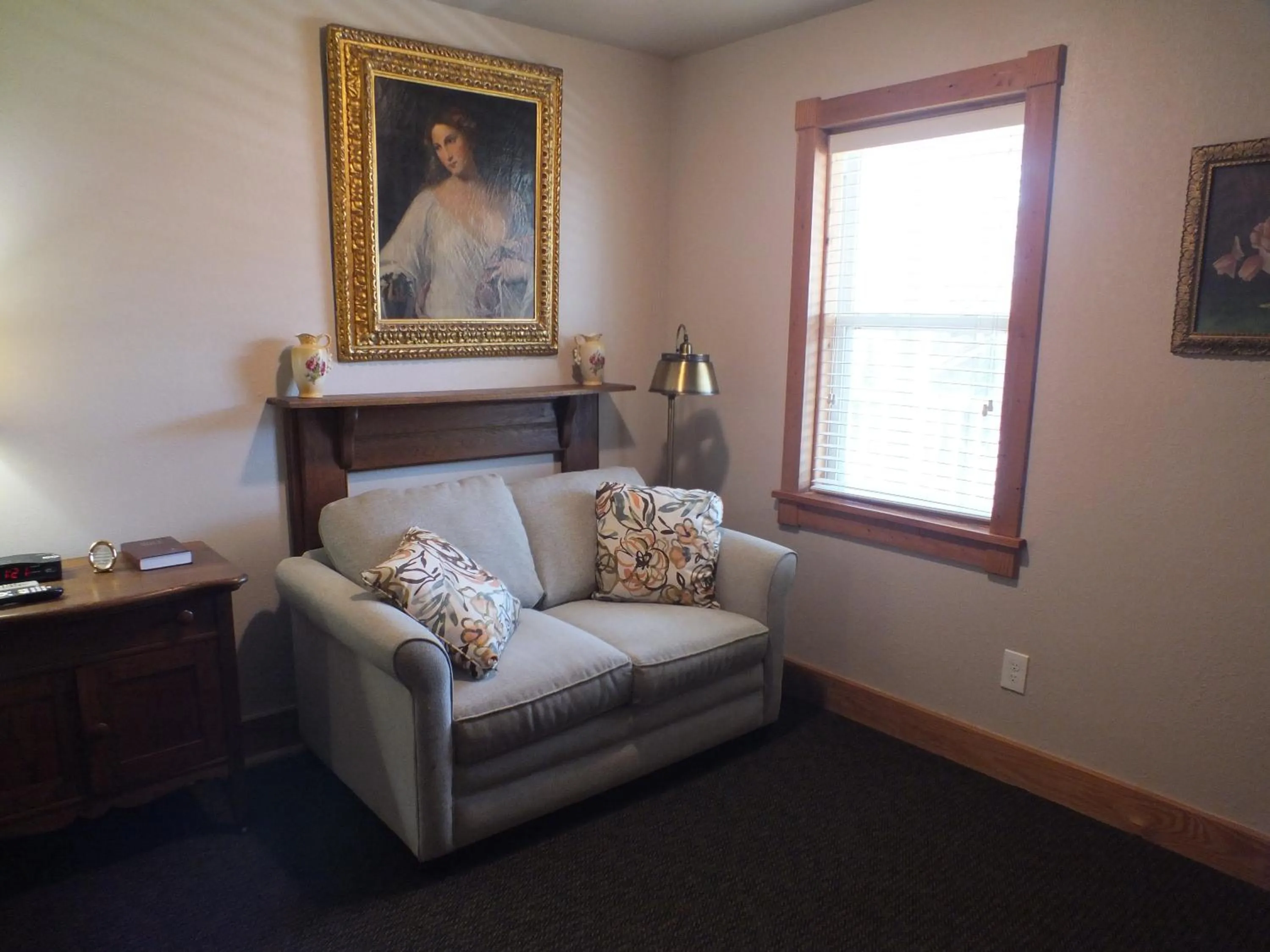 Seating area in Scarborough Inn