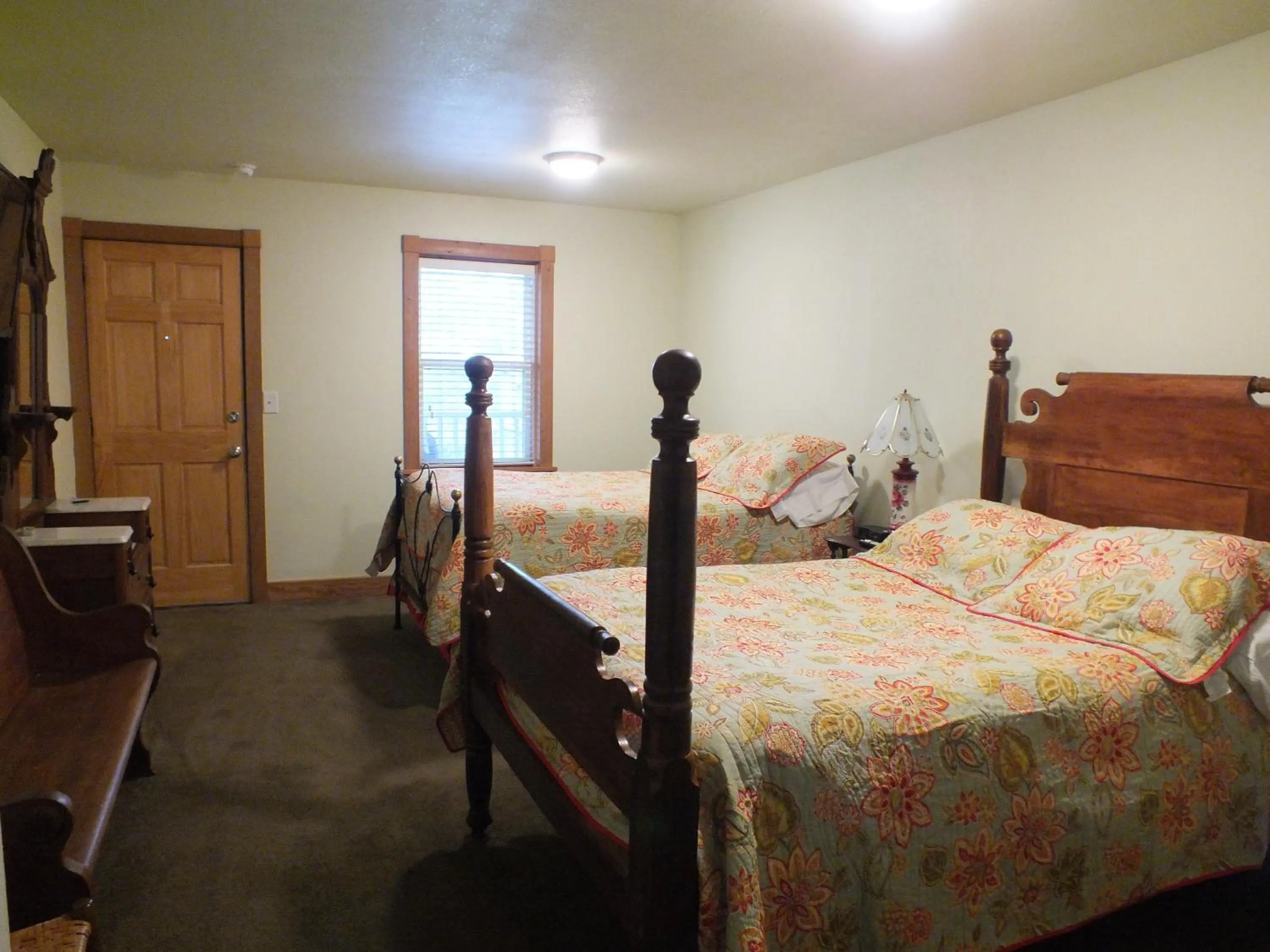 Bedroom, Bed in Scarborough Inn