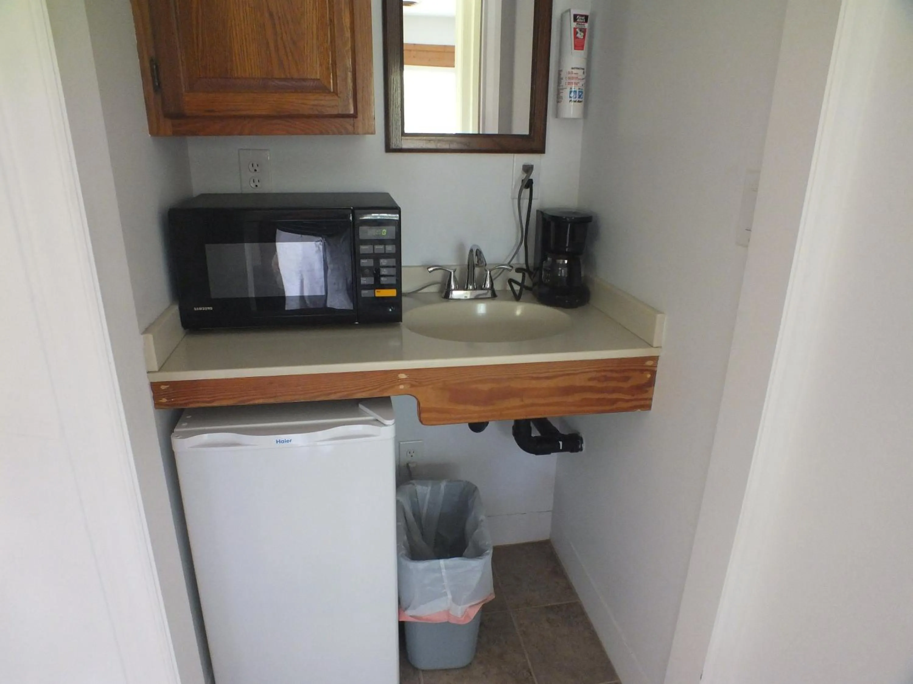 Coffee/tea facilities in Scarborough Inn