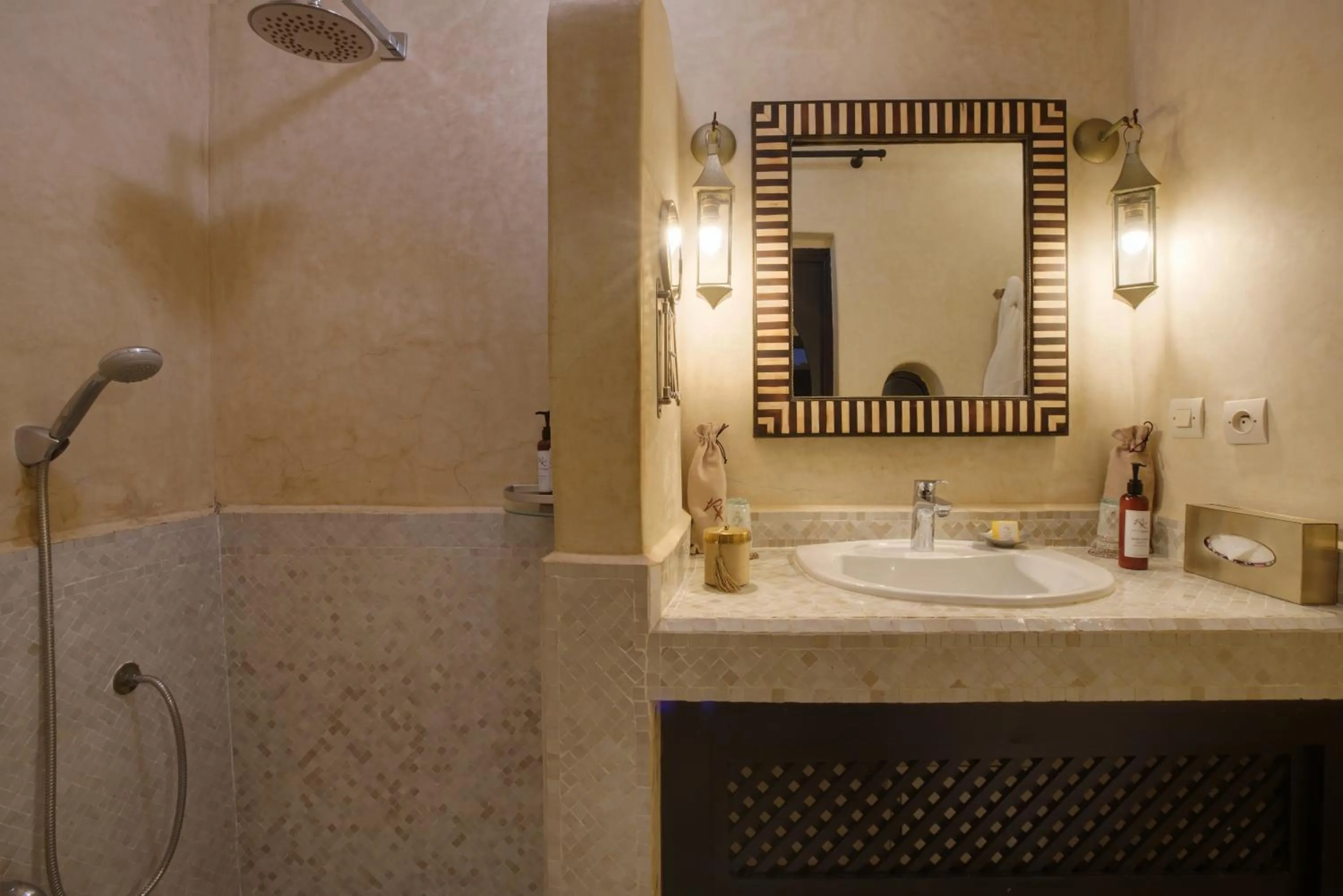 Shower in Riad Kheirredine