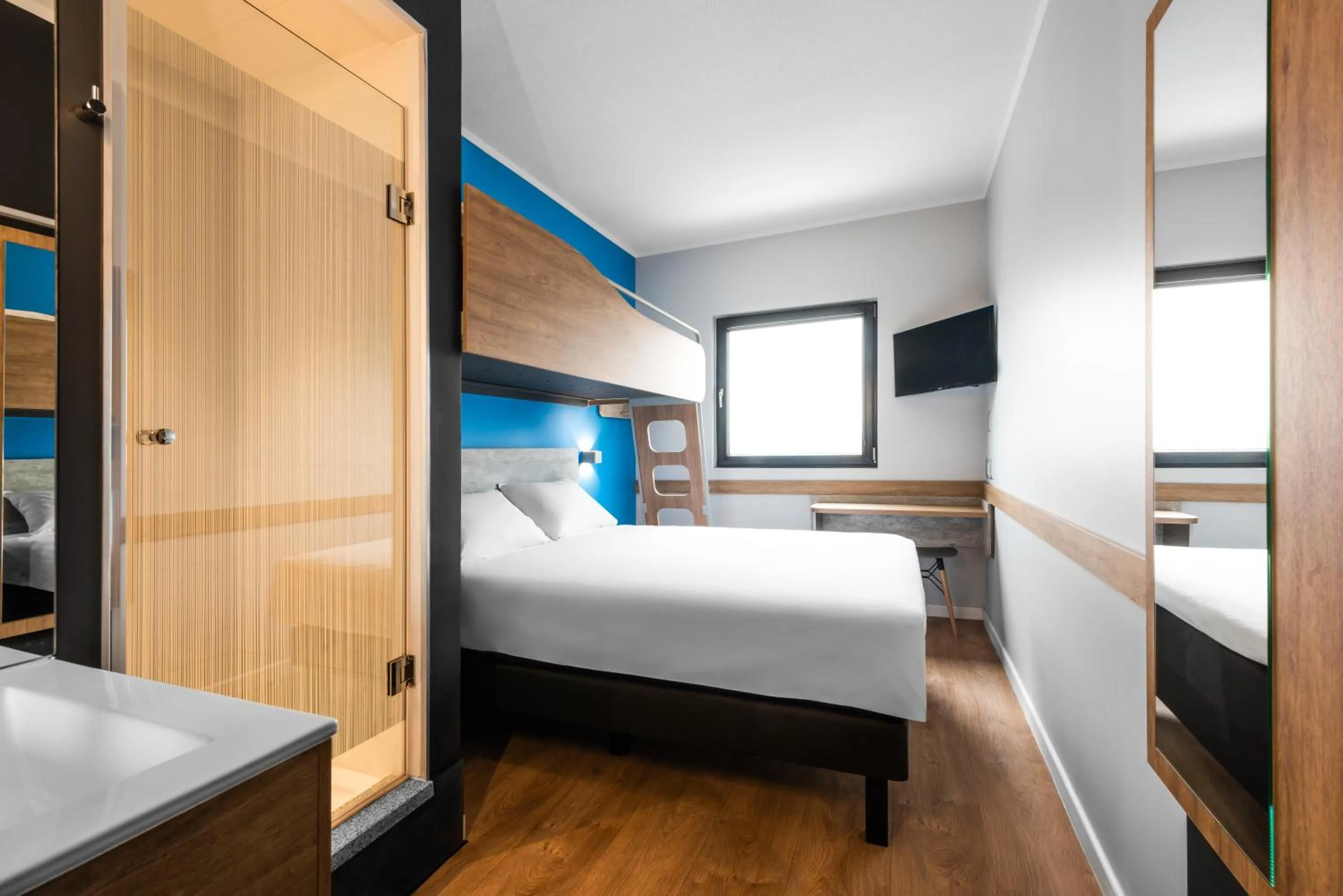Shower, Bed in ibis budget Santiago Providencia