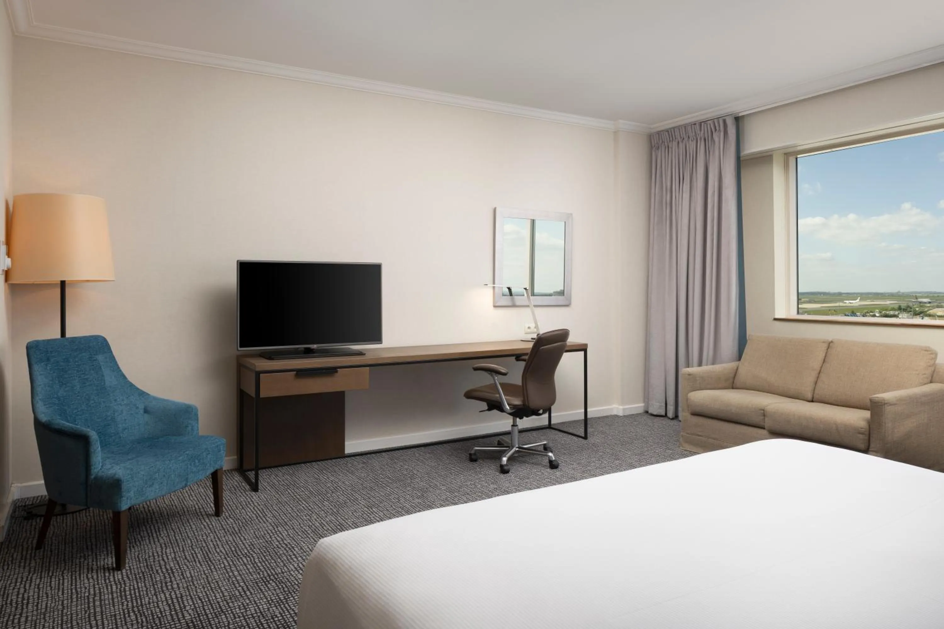 TV and multimedia, Bed in Hilton Paris Charles De Gaulle Airport