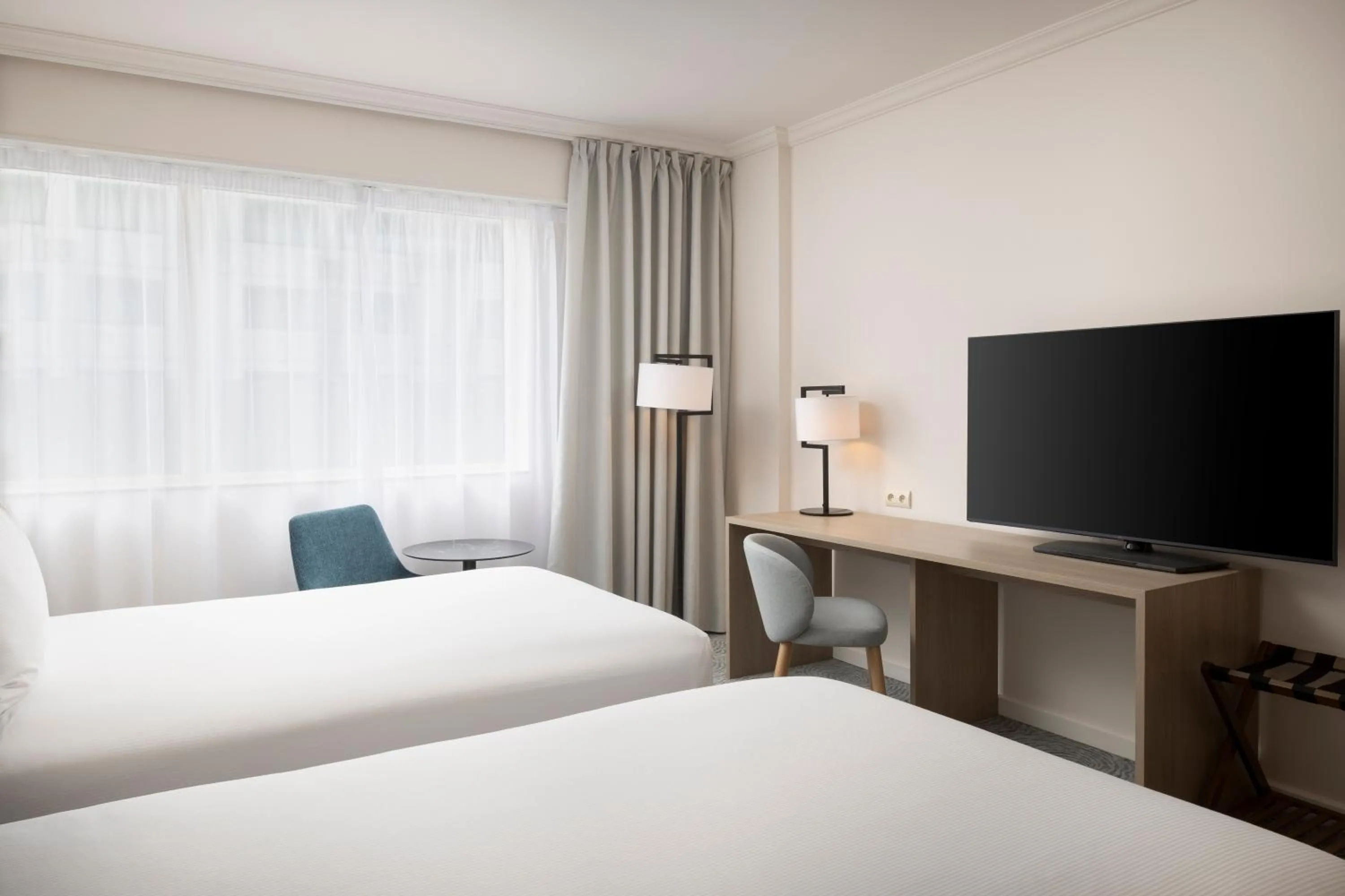 TV and multimedia, Bed in Hilton Paris Charles De Gaulle Airport