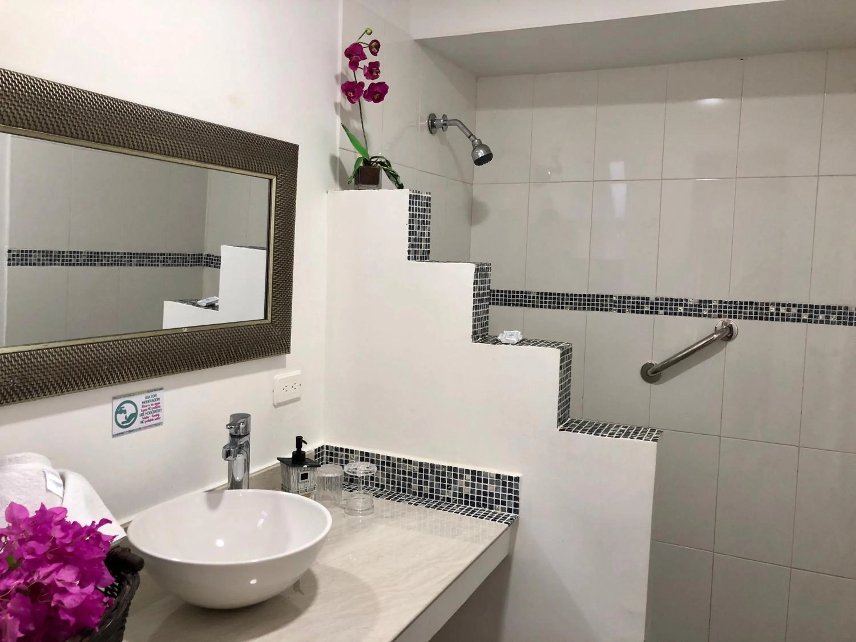 Bathroom in Casa de las Flores tropical