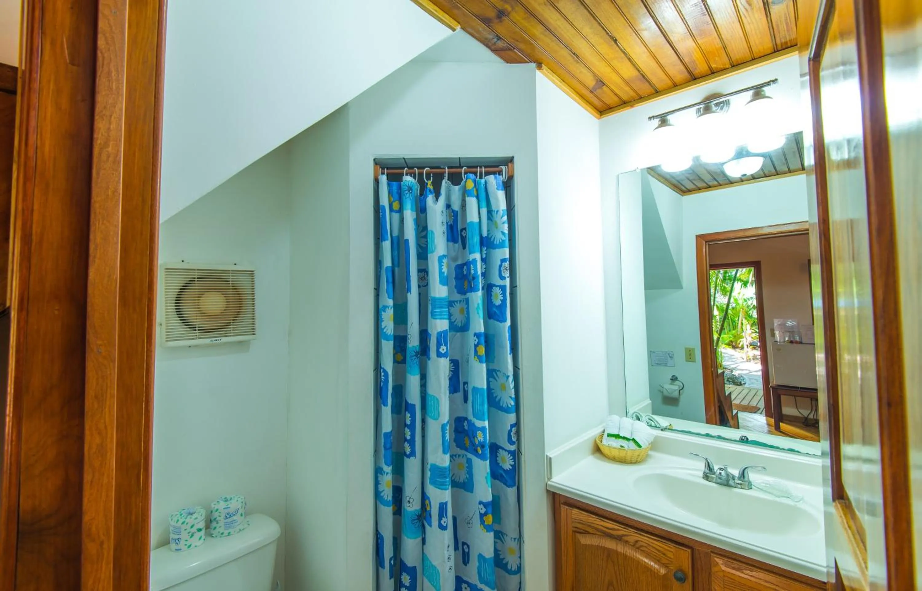 Bathroom in Las Rocas Resort and Dive Center