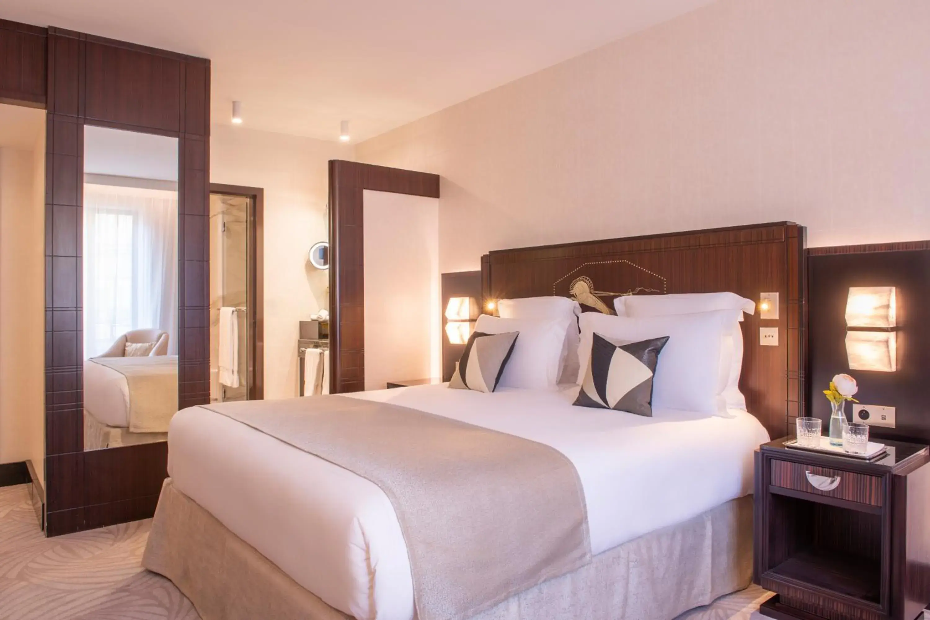 Deluxe King Room with Garden View in L'Hôtel du Collectionneur Paris Deluxe King Room with Garden View in L'Hôtel du Collectionneur Paris