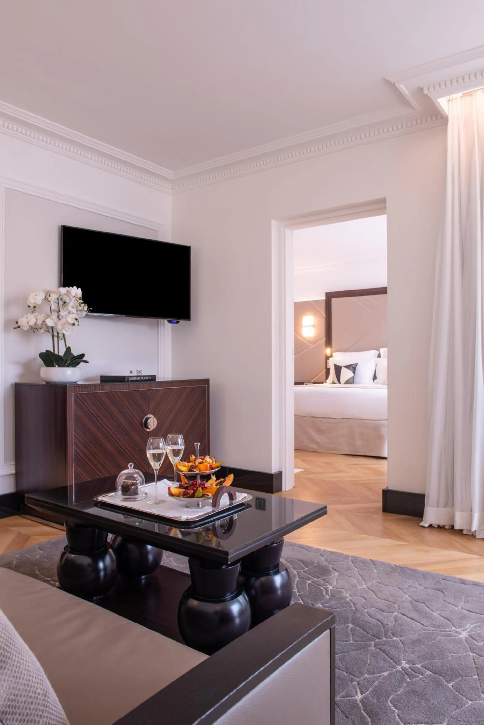 Living room, Bed in L'Hôtel du Collectionneur Paris