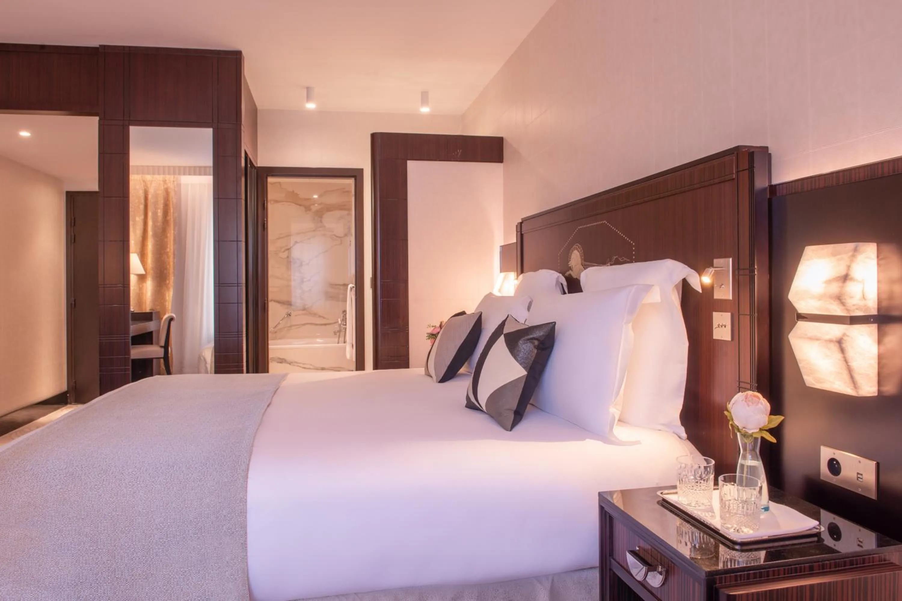 Bedroom, Bed in L'Hôtel du Collectionneur Paris