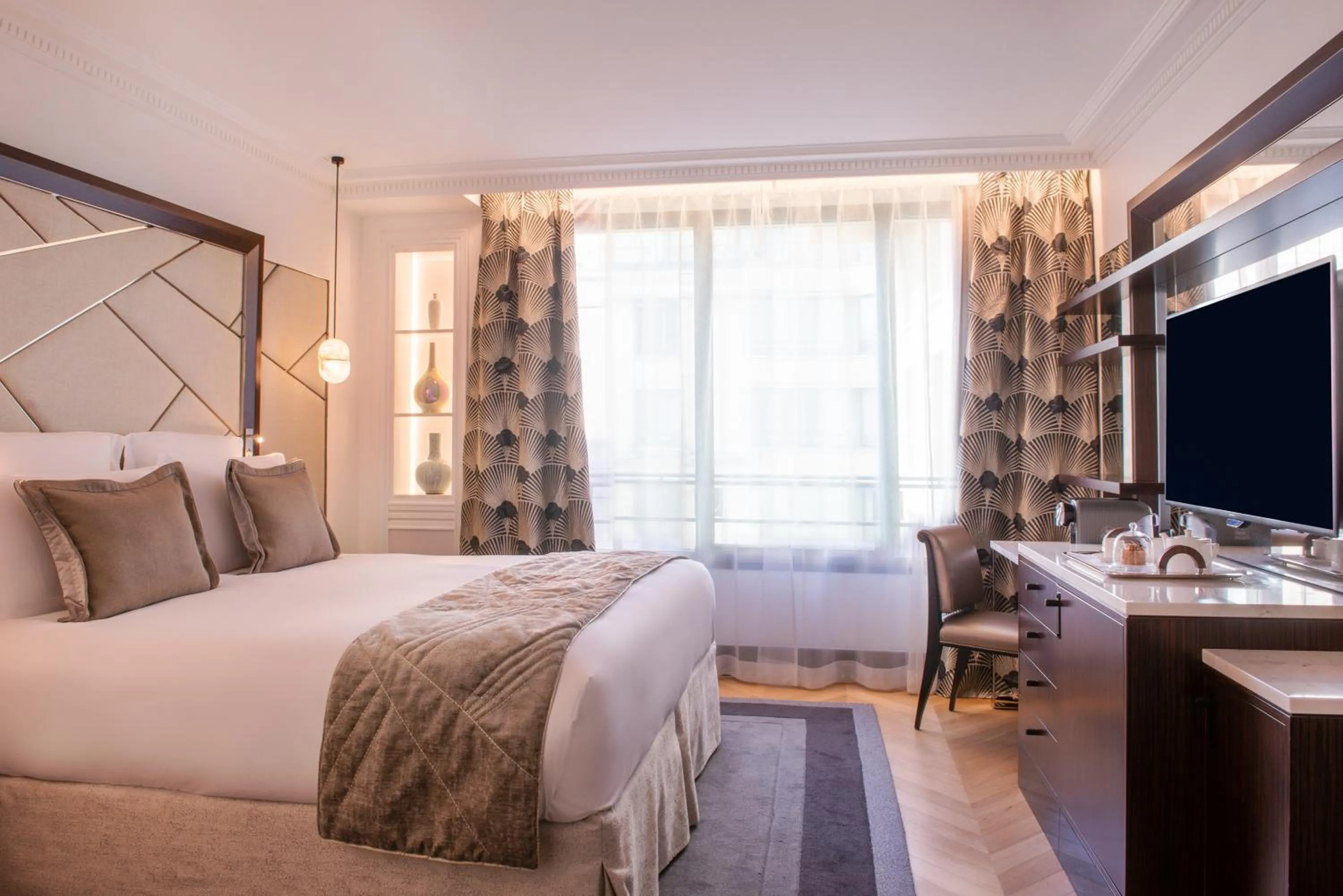 Bedroom, Bed in L'Hôtel du Collectionneur Paris