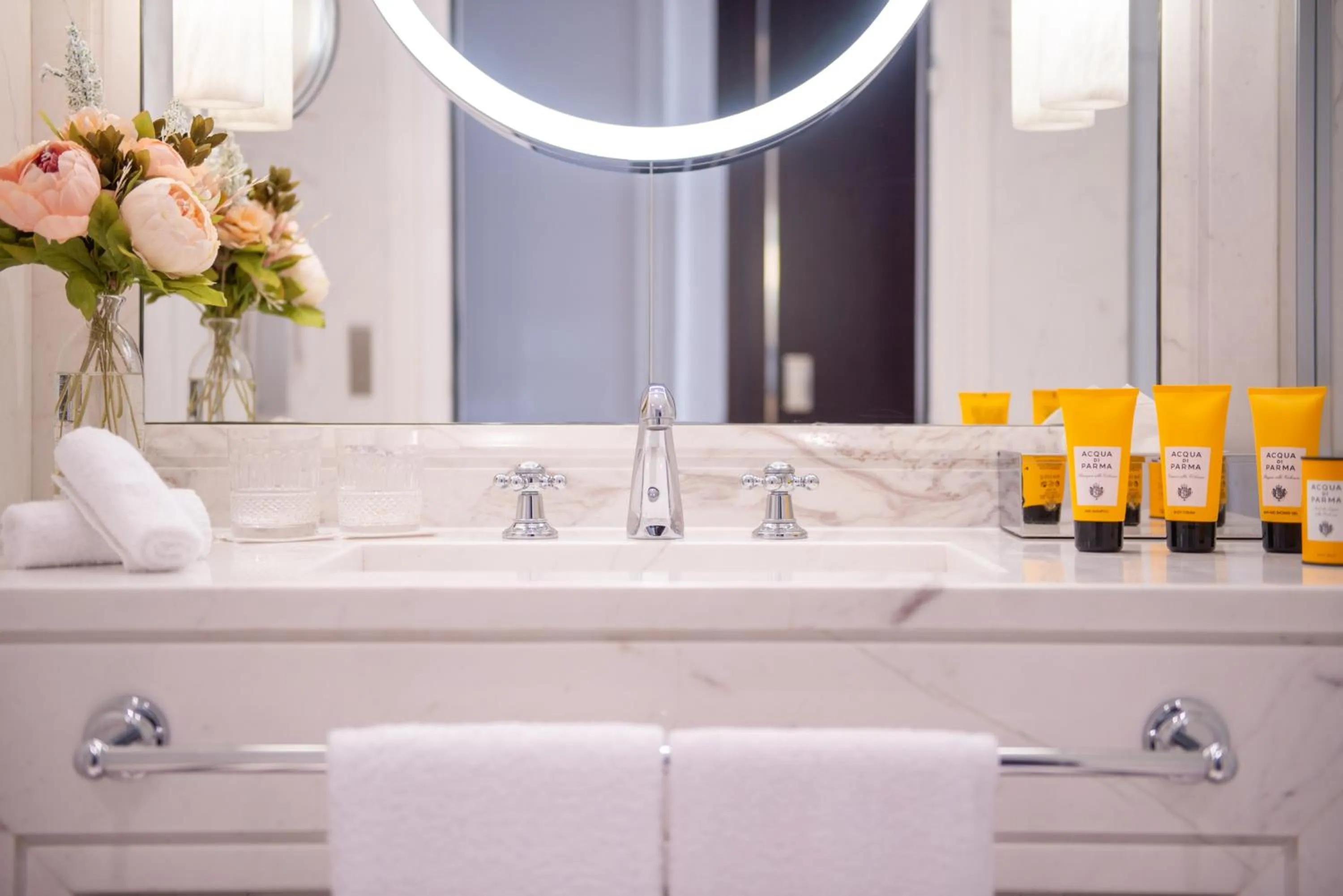 Bathroom in L'Hôtel du Collectionneur Paris