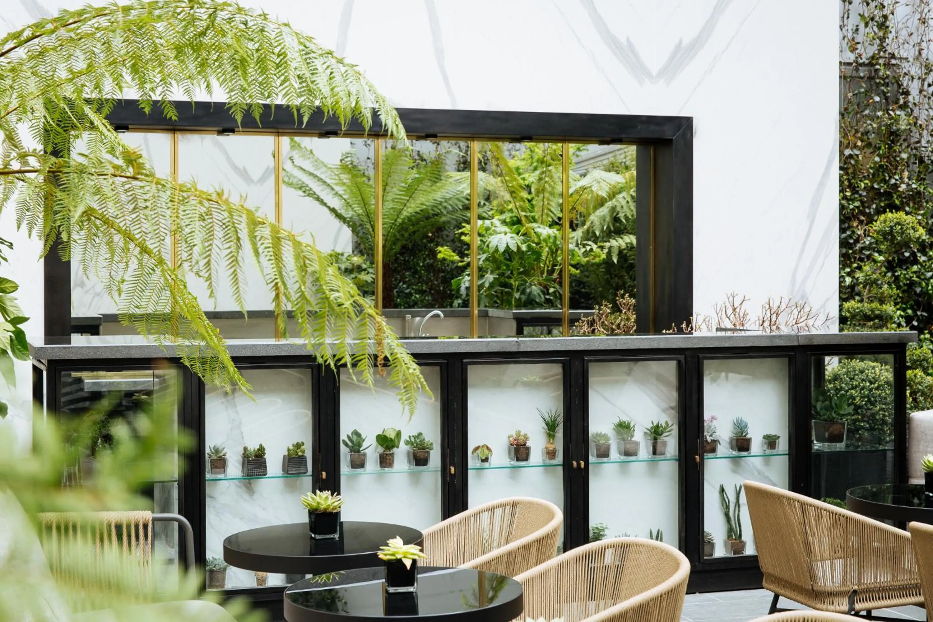Balcony/Terrace in L'Hôtel du Collectionneur Paris
