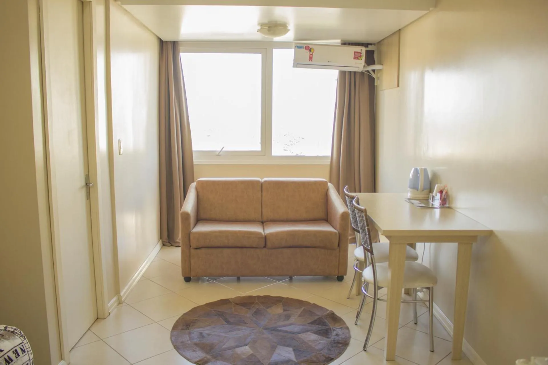 Coffee/tea facilities in San Remo Hotel