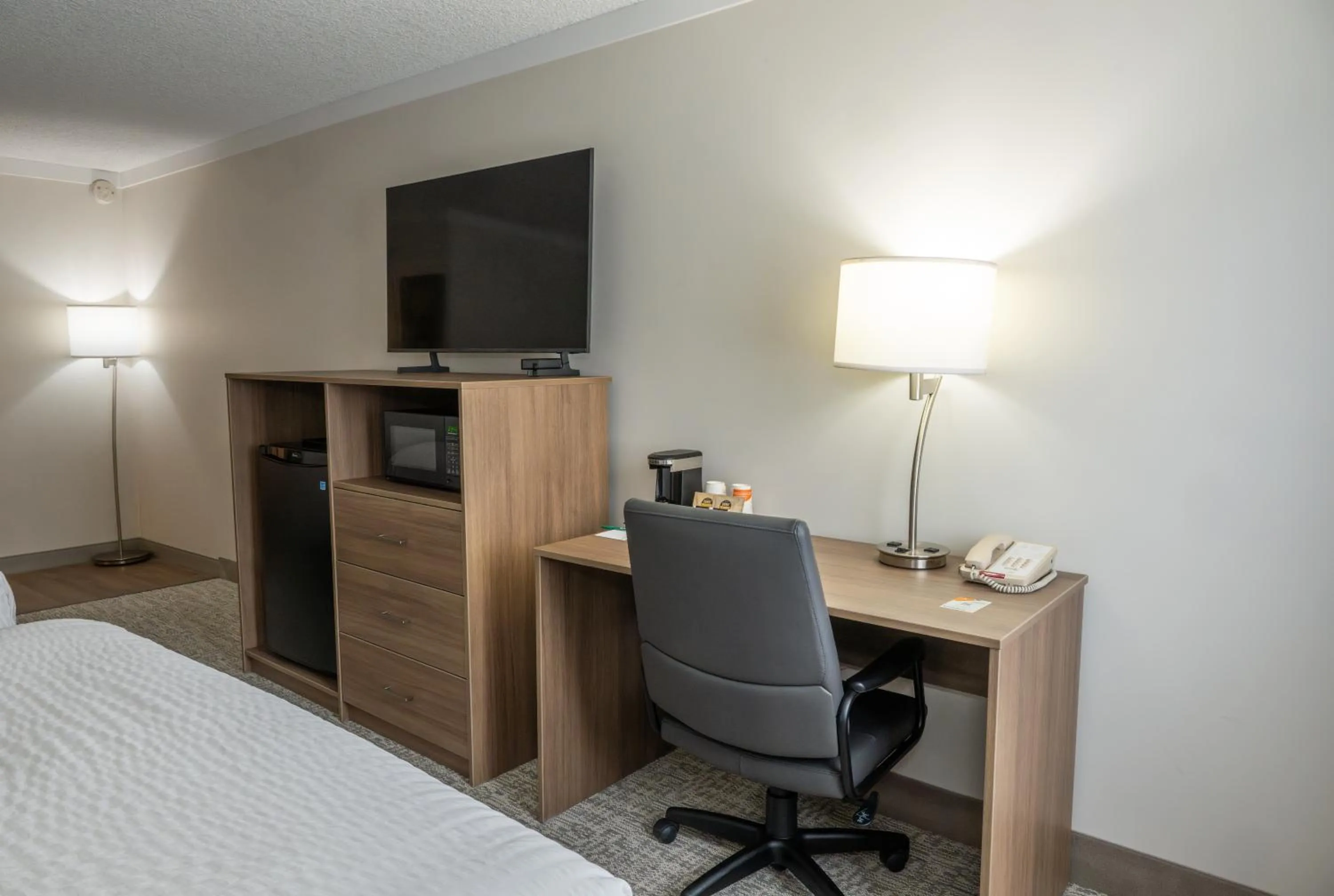 Bathroom, Bed in Quality Inn & Suites