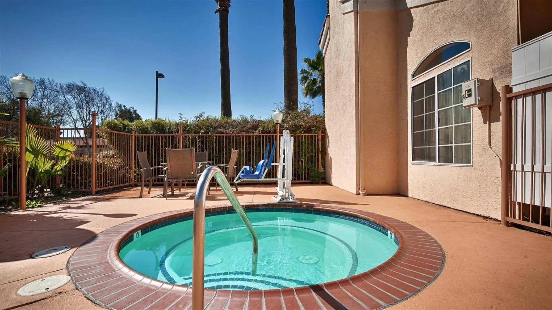 Hot Tub in Best Western Palm Court Inn